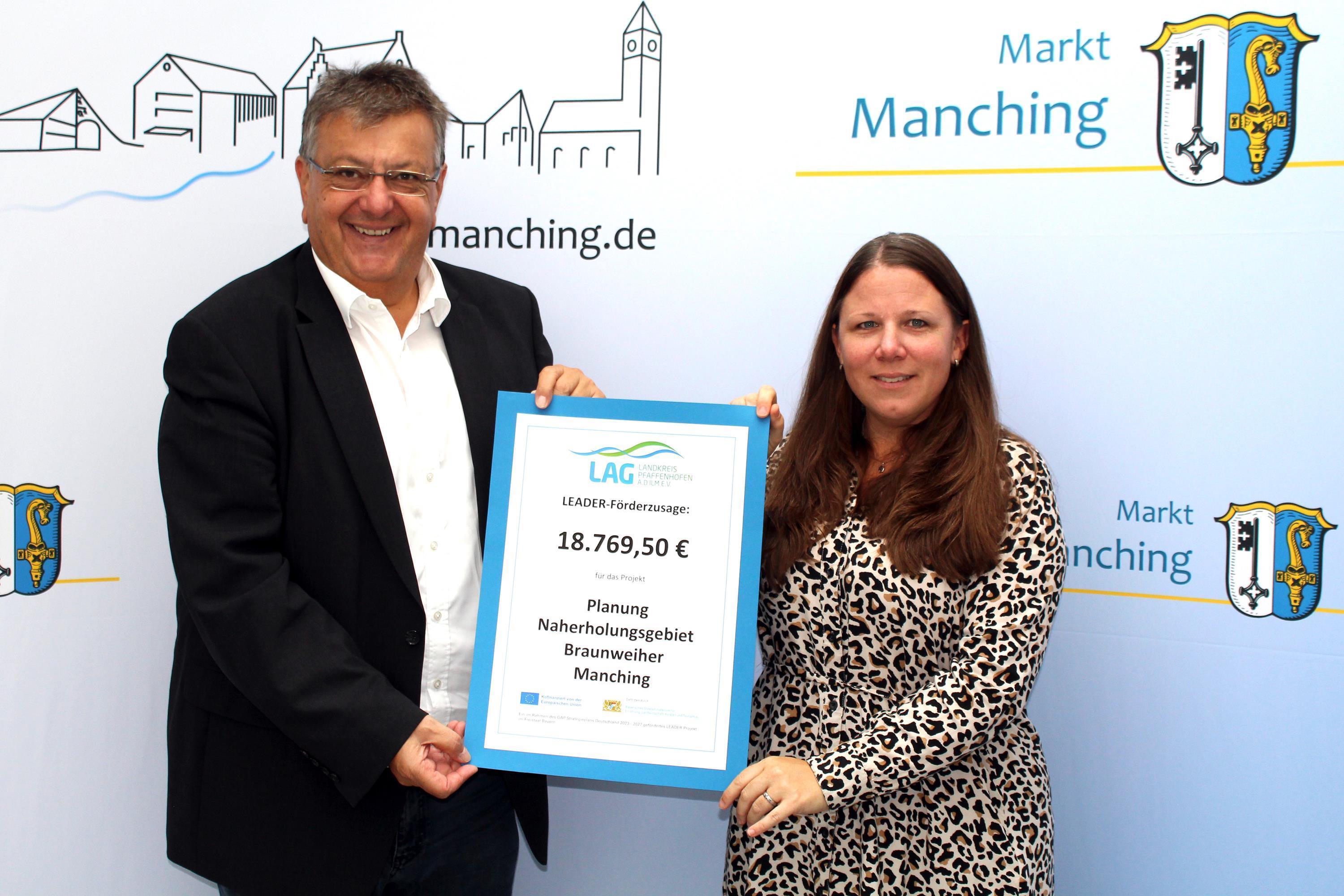 zwei Personen stehen nebeneinander