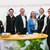 mehrere Personen stehen an einem Messestand