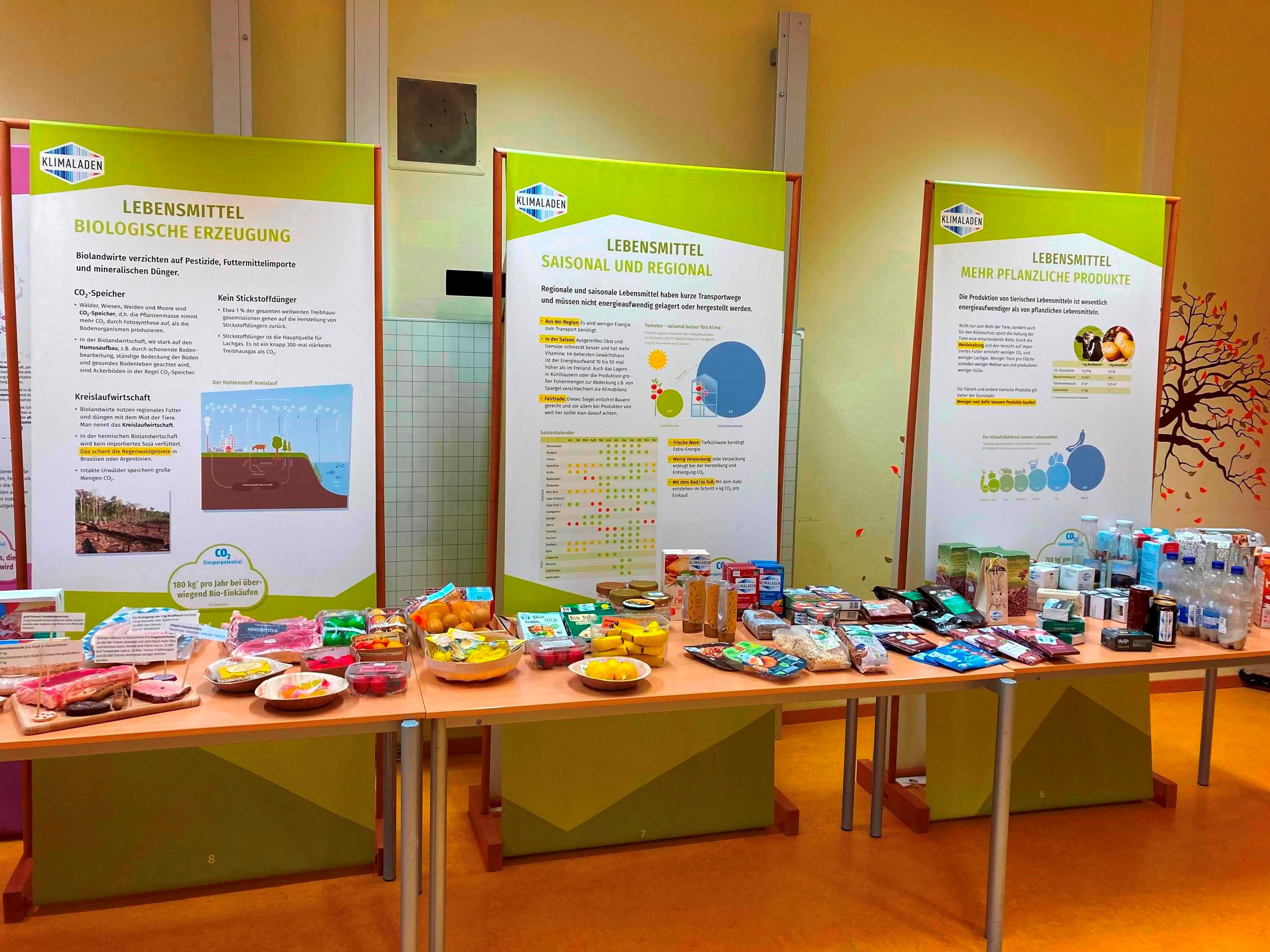 Tische mit Essen und Plakate