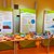 Tische mit Essen und Plakate
