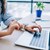 eine Person sitzt vor einem Laptop