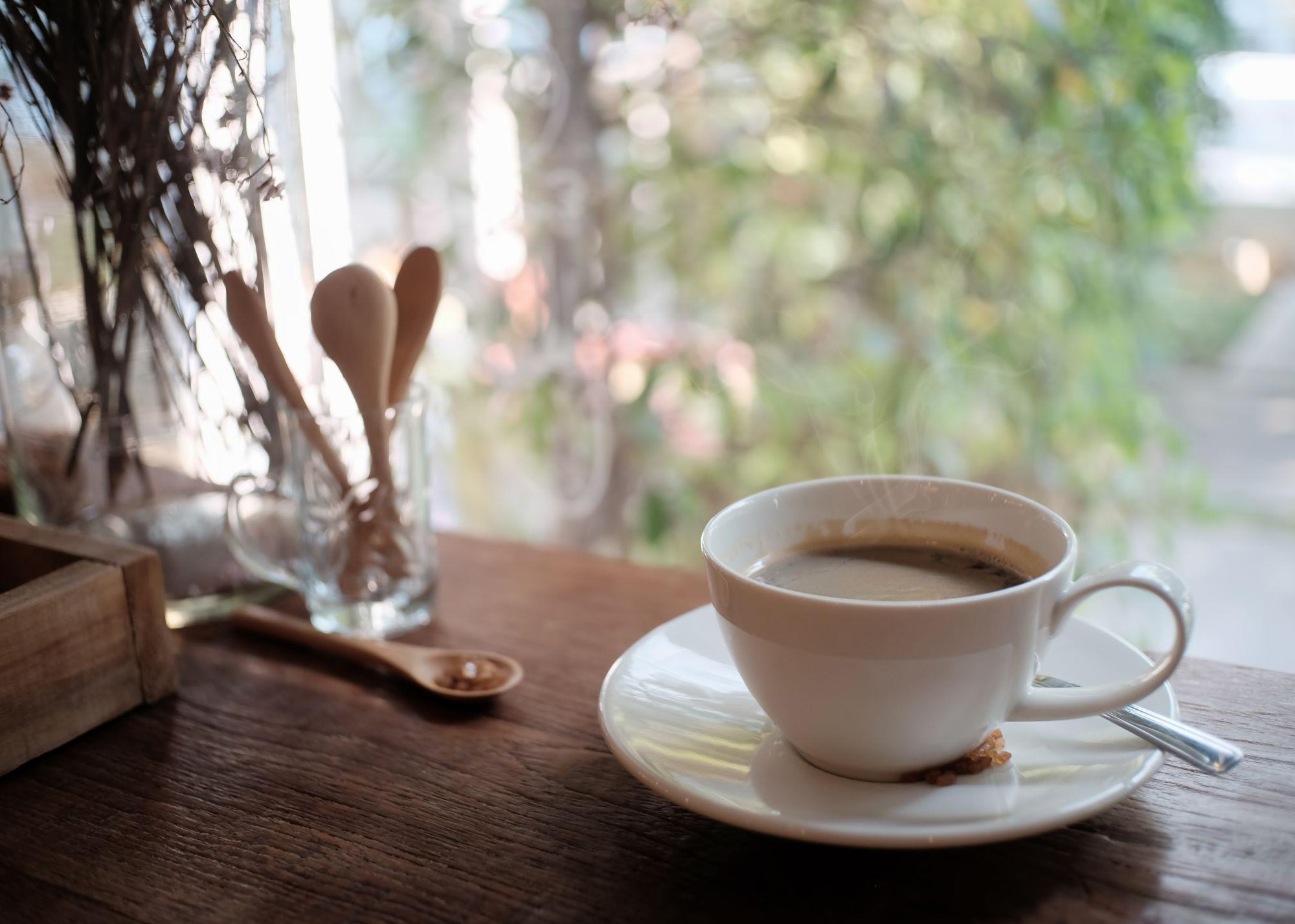 Kaffeetasse auf dem Esszimmertisch