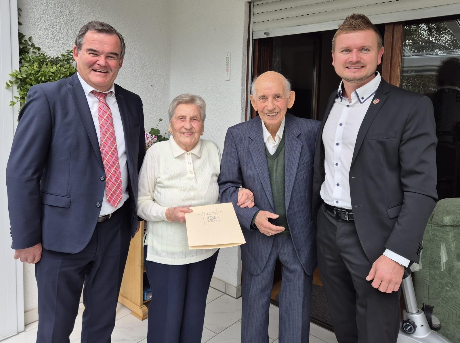 Landrat Albert Gürtner (li) und Bürgermeister Josef Heigenhauser (re) gratulieren Anna und Johann Martini zur Kronjuwelenhochzeit vier Personen stehen nebeneinander