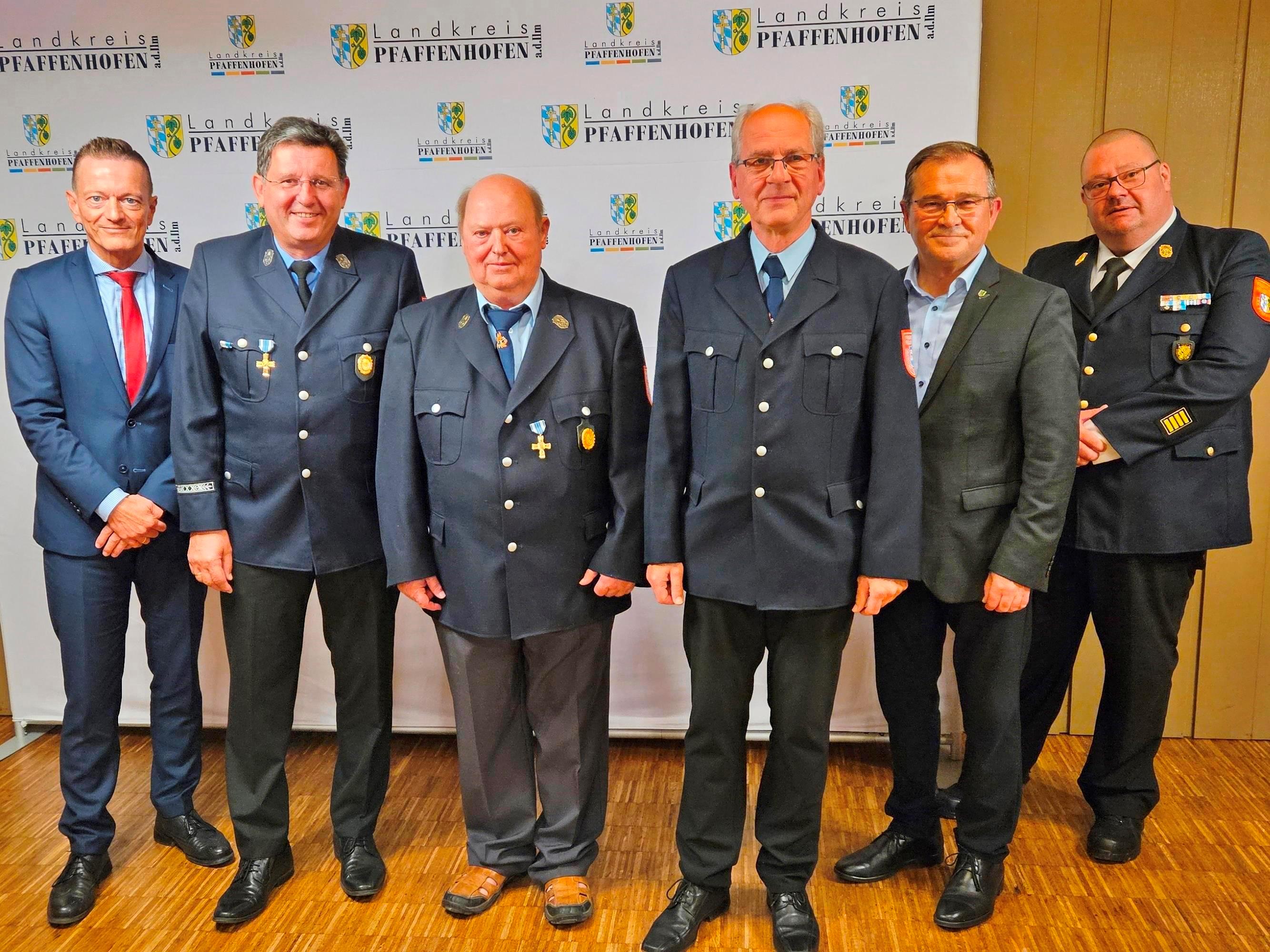 mehrere Personen stehen in einer Gruppe nebeneinander