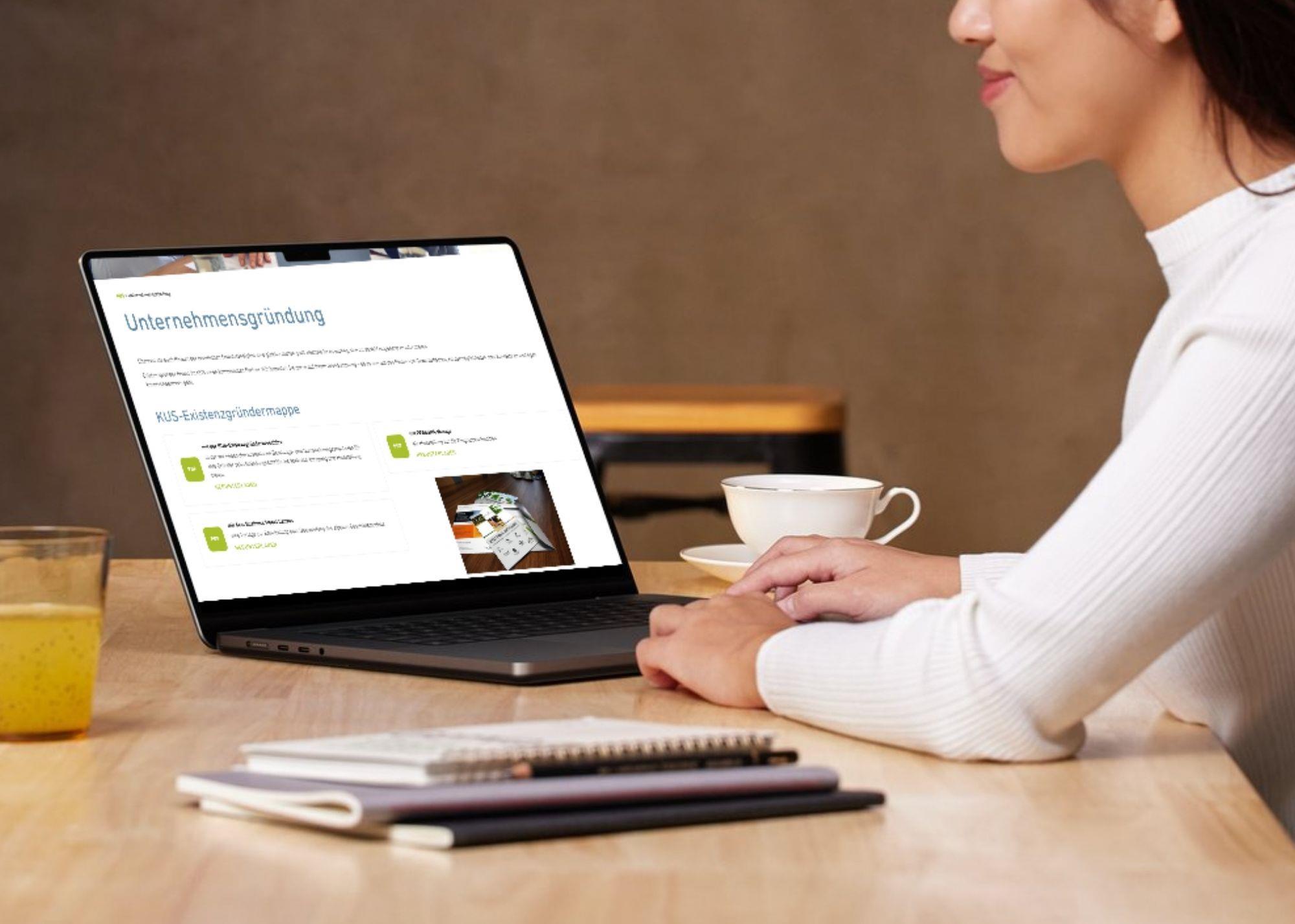 eine Person sitzt vor einem Laptop