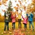 Fünf Kinder im herbstlichen Park