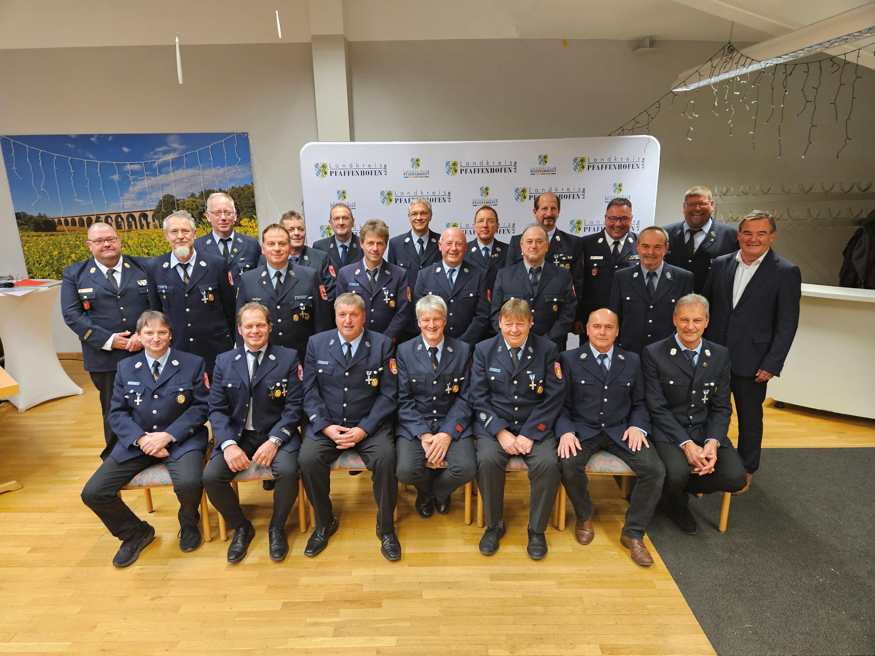FW-Ehrung Süd 40 Jahre: Die für 40 Jahre aktiven Dienst geehrten Feuerwehrler mit Landrat Albert Gürtner (re.) und Kreisbrandrat Christian Nitschke (re.) FW-Ehrung Süd 40 Jhre