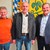 drei Personen stehen nebeneinander