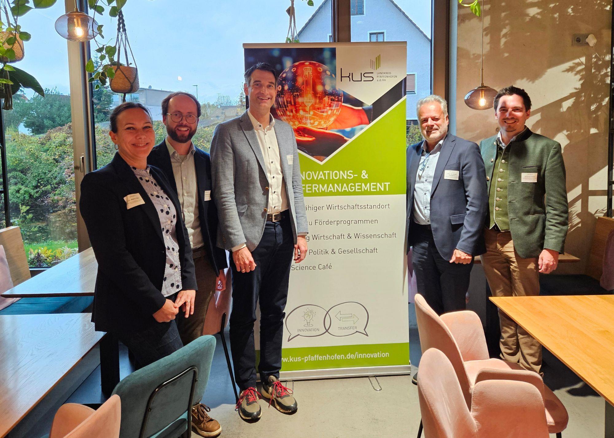 mehrere Personen stehen nebeneinander