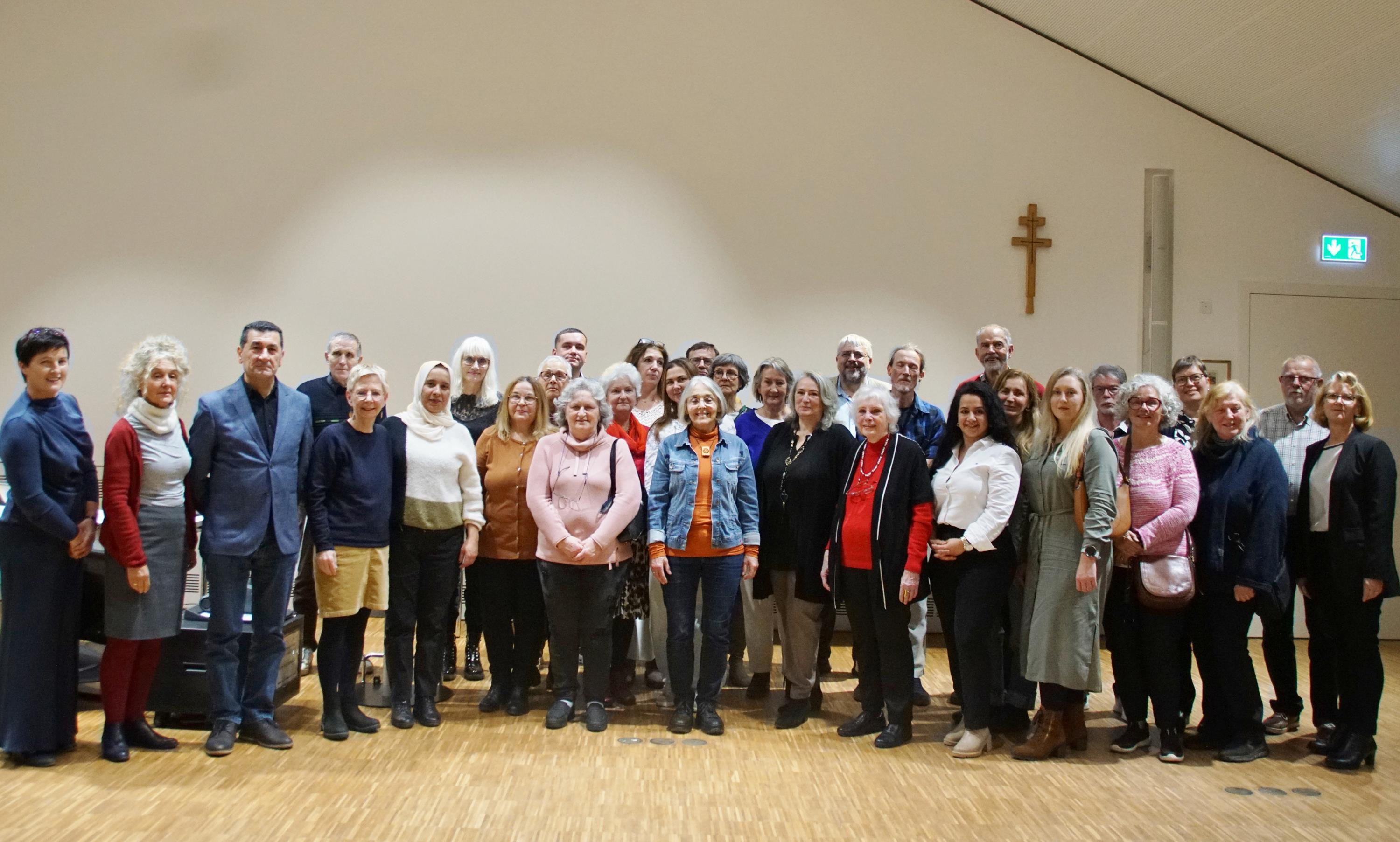 mehrere Personen stehen in einer Gruppe nebeneinander