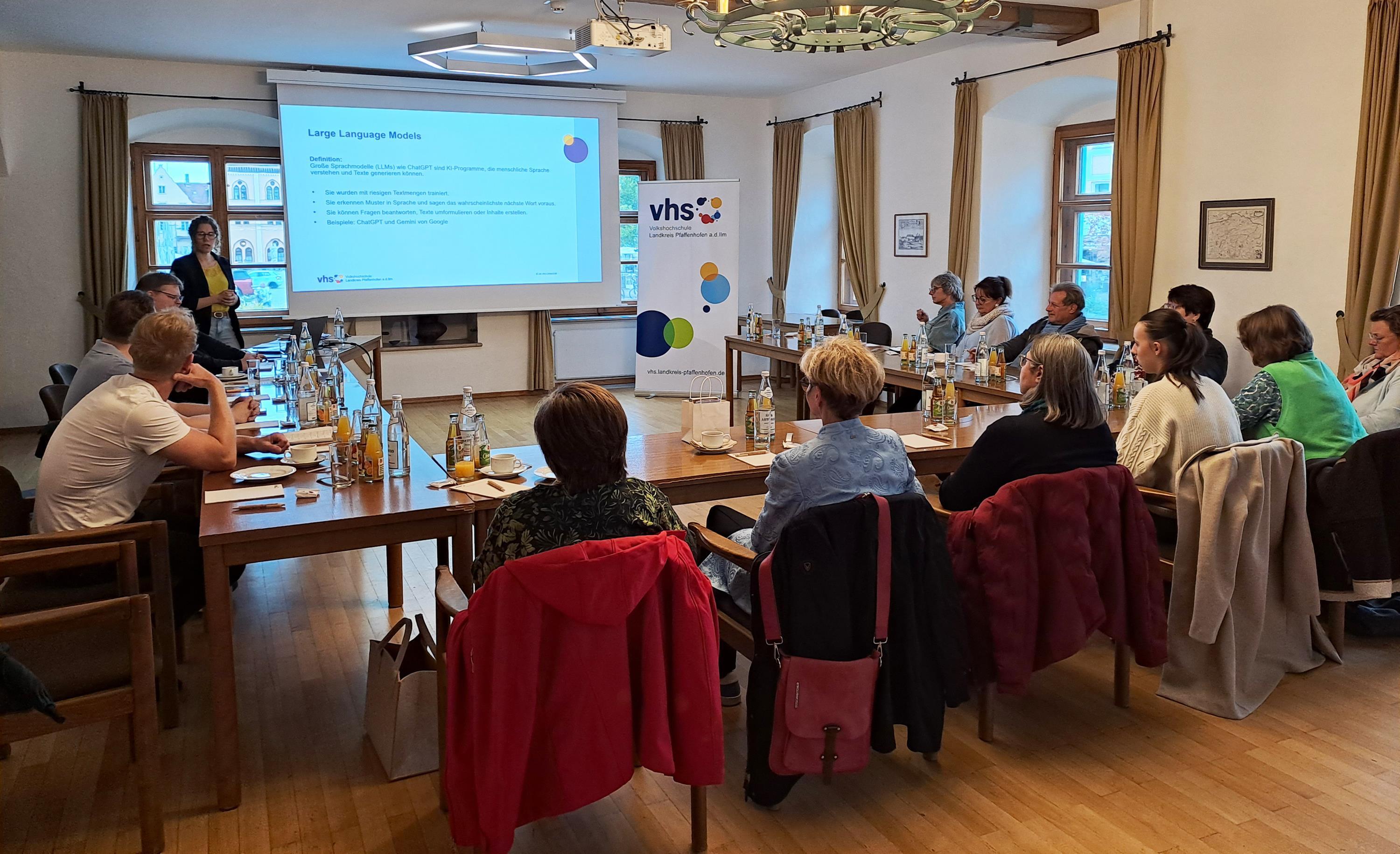 mehrere Personen sitzen an Tischen