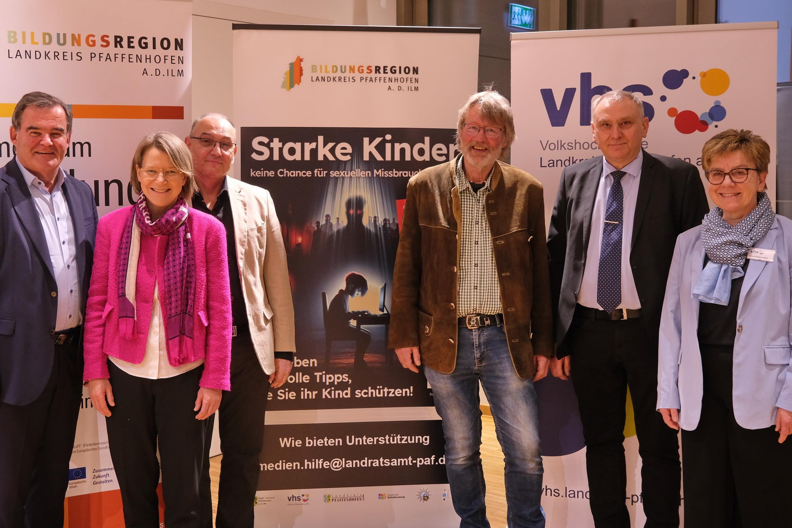 mehrere Personen stehen in einer Gruppe nebeneinander