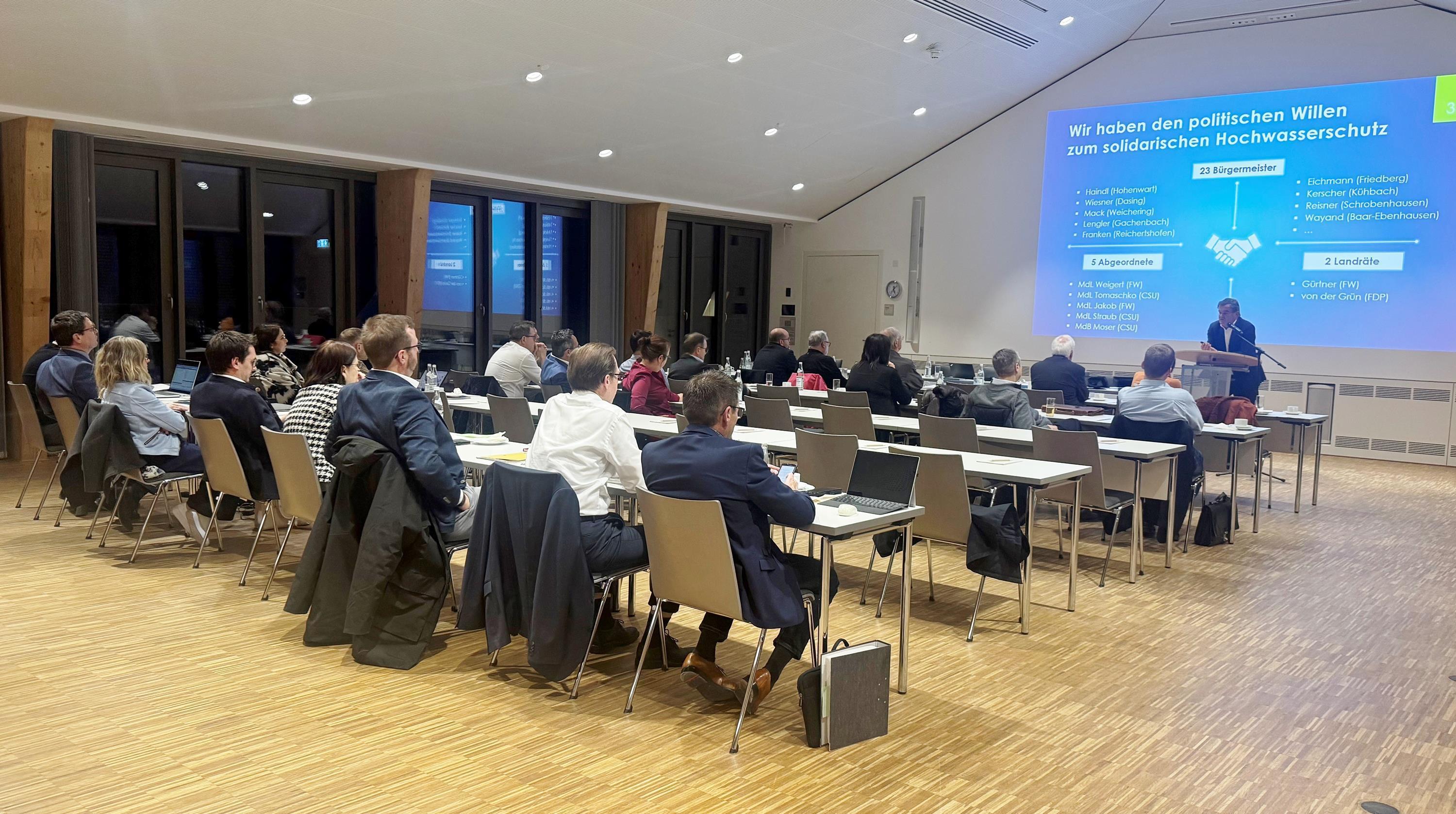 mehrere Personen sitzen an Tischen