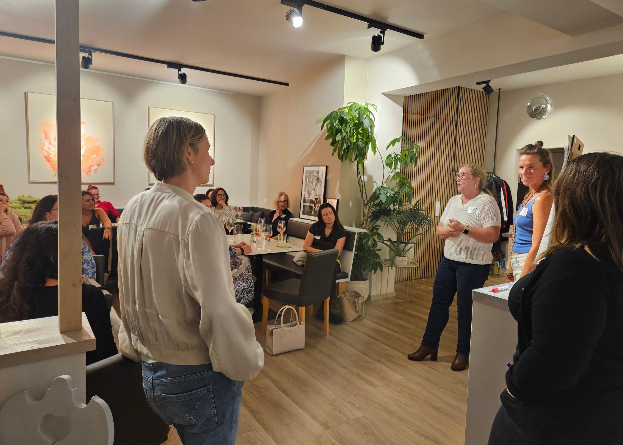 mehrere Personen bei einem Vortrag