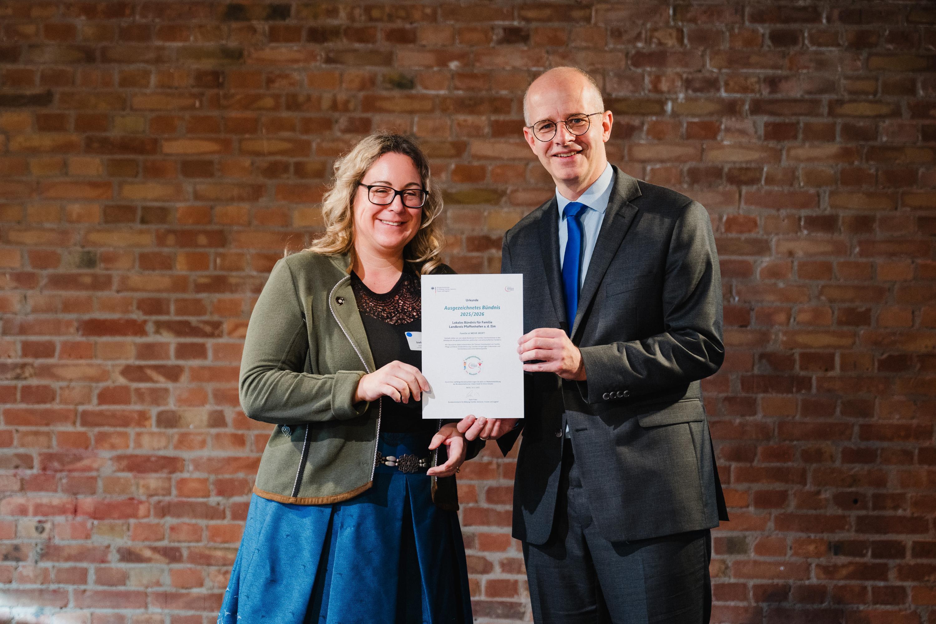 eine Frau und ein Mann stehen nebeneinander