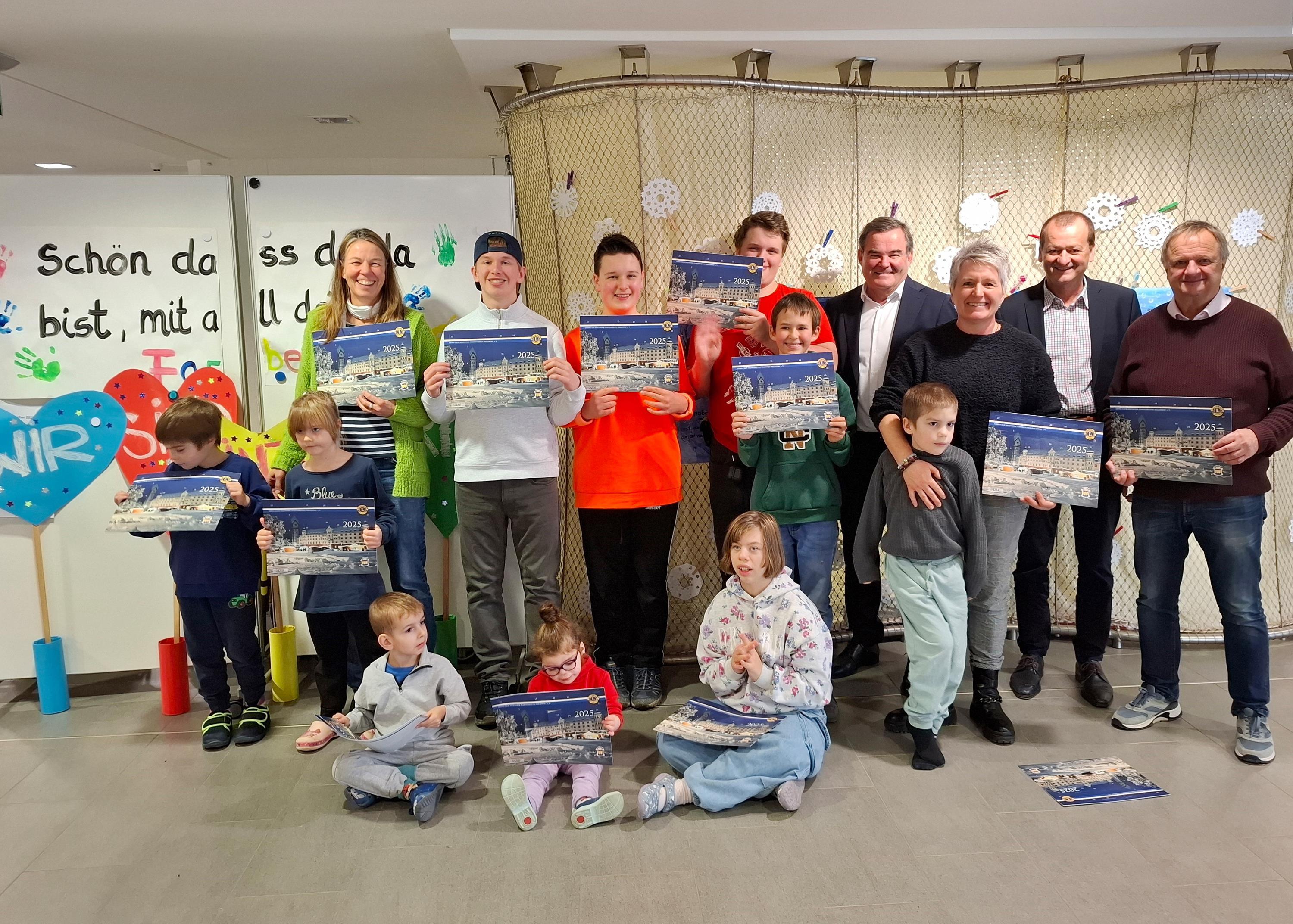 mehrere Personen stehen in einer Gruppe nebeneinander