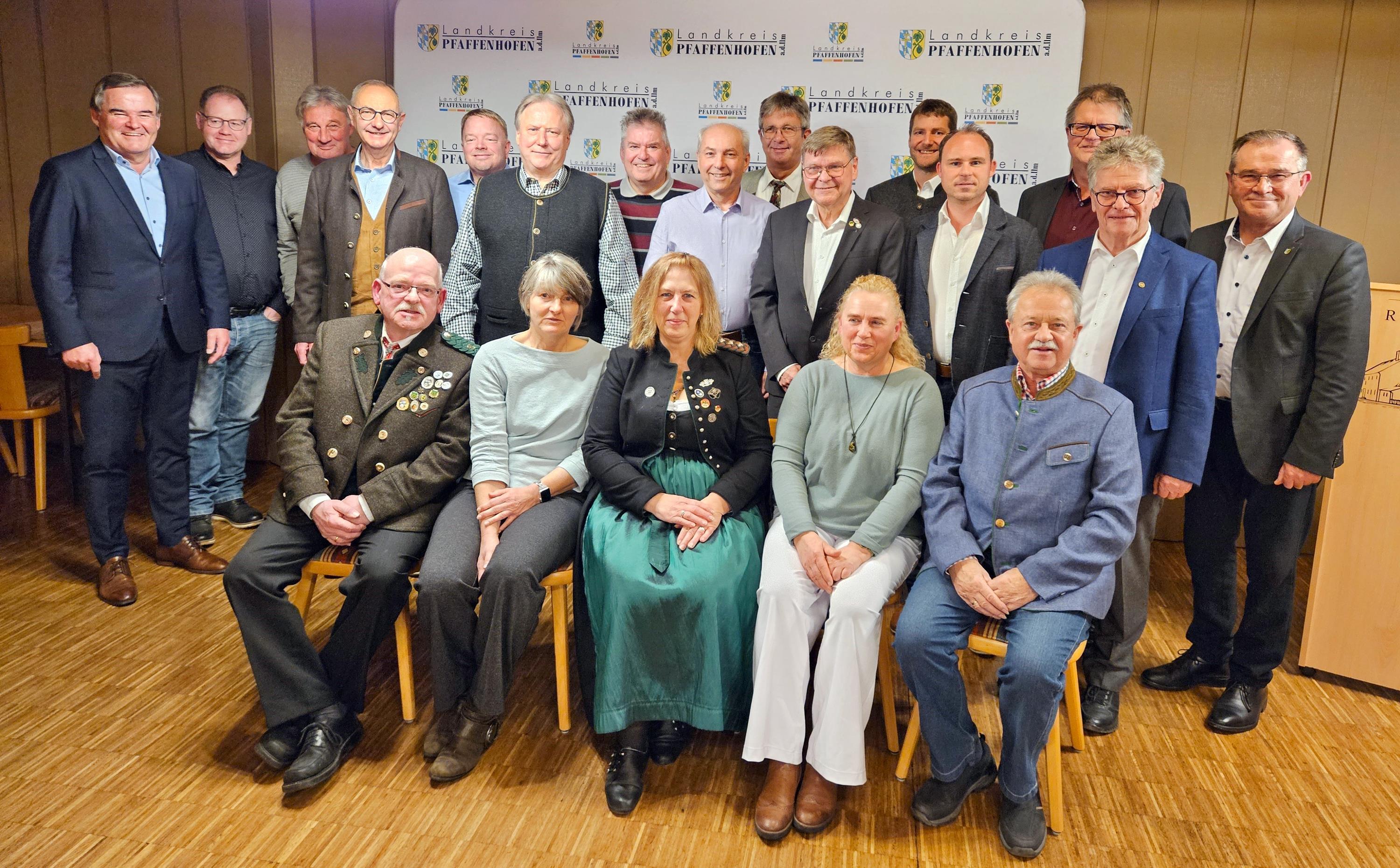 mehrere Personen stehen in einer Gruppe zusammen