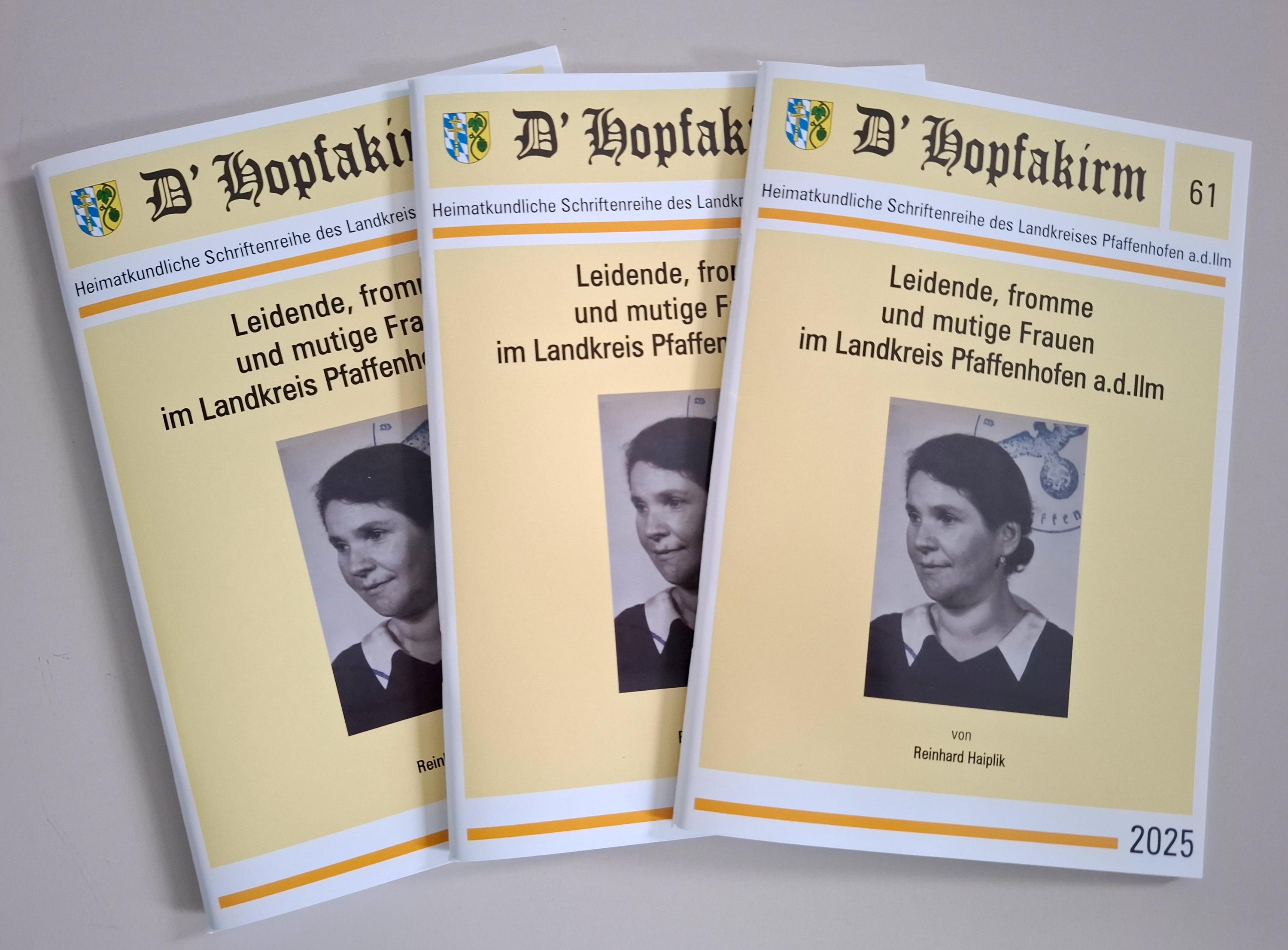 drei Hopfakirm liegen nebeneinander auf einem Tisch