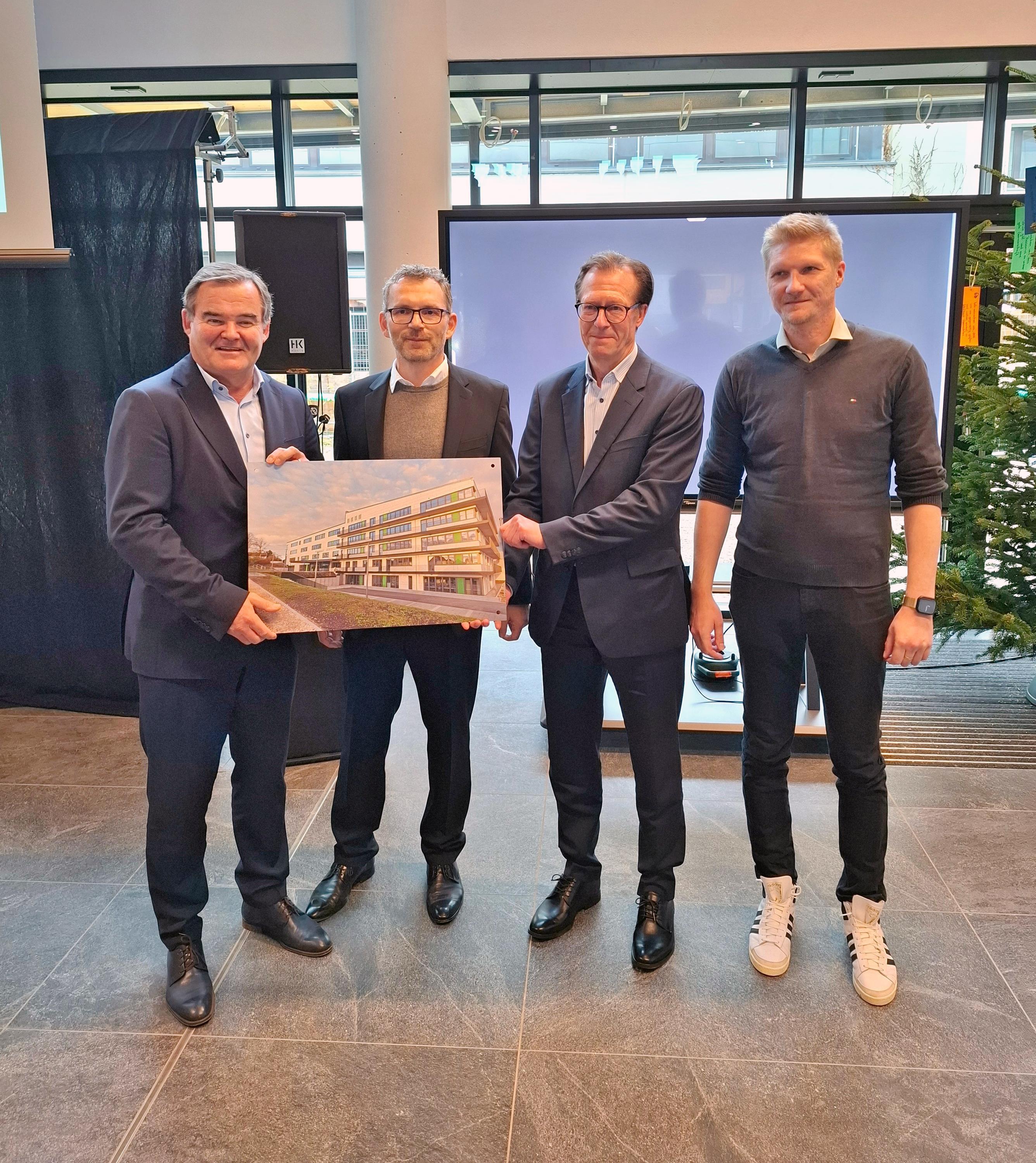 mehrere Personen stehen nebeneinander