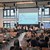 mehrere Personen sitzen in der Aula der Realschule Geisenfeld
