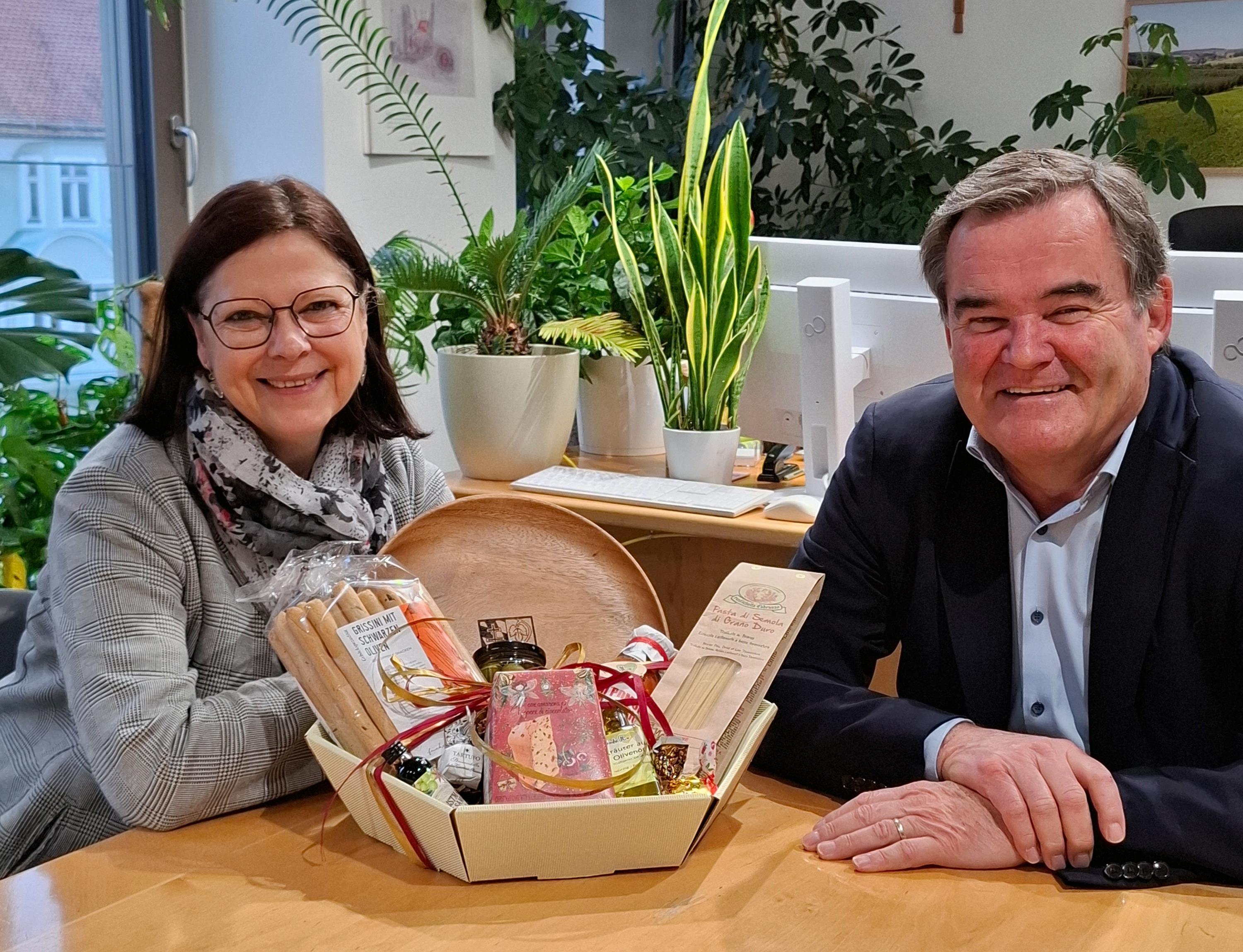 zwei Personen sitzen an einem Tisch