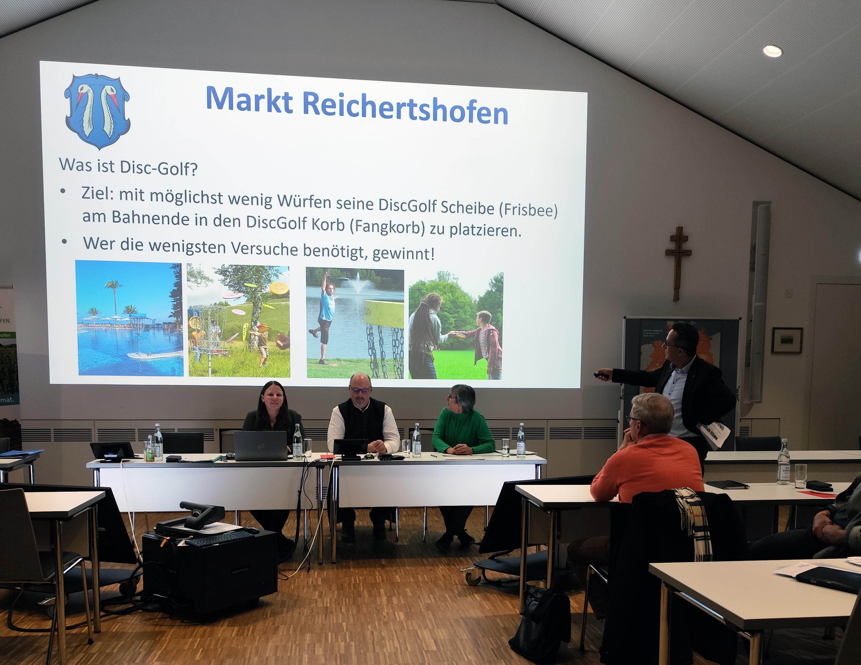 Personen bei einem Vortrag