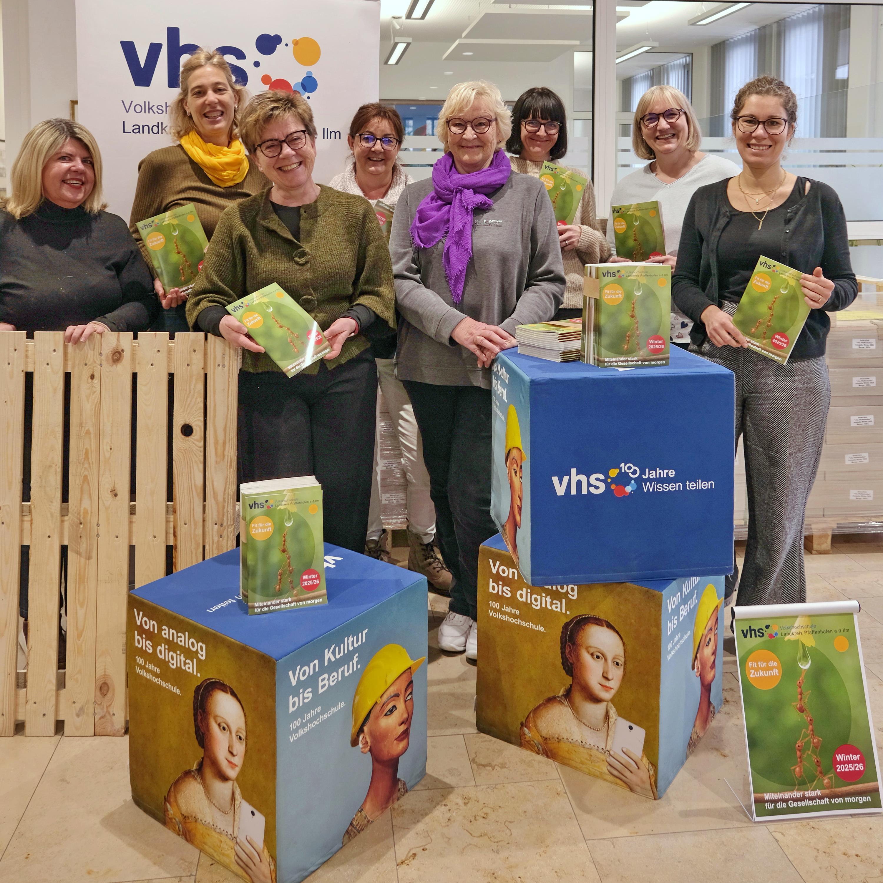 mehrere Personen stehen in einer Gruppe nebeneinander