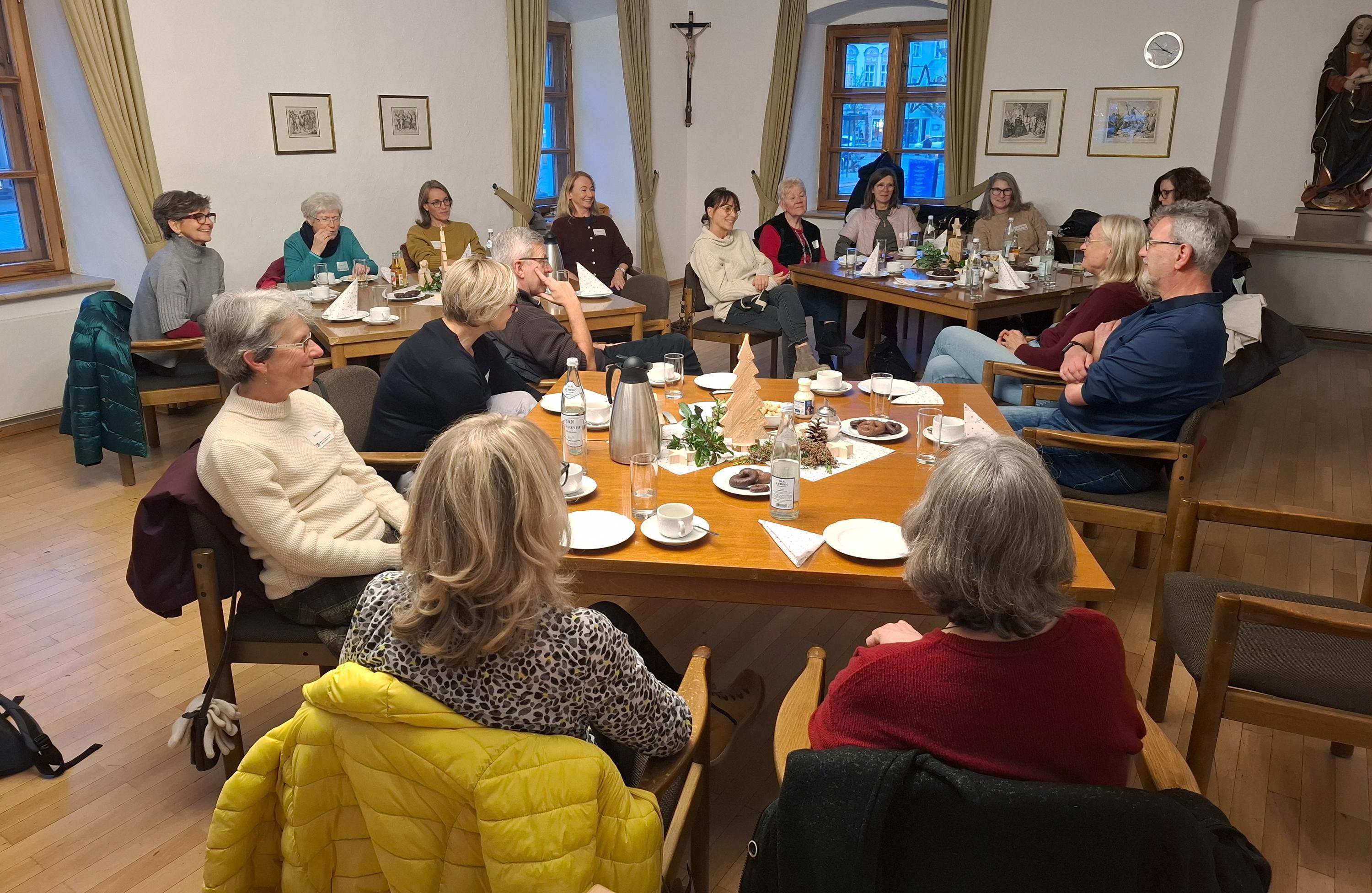 mehrere Personen sitzen an Tischen