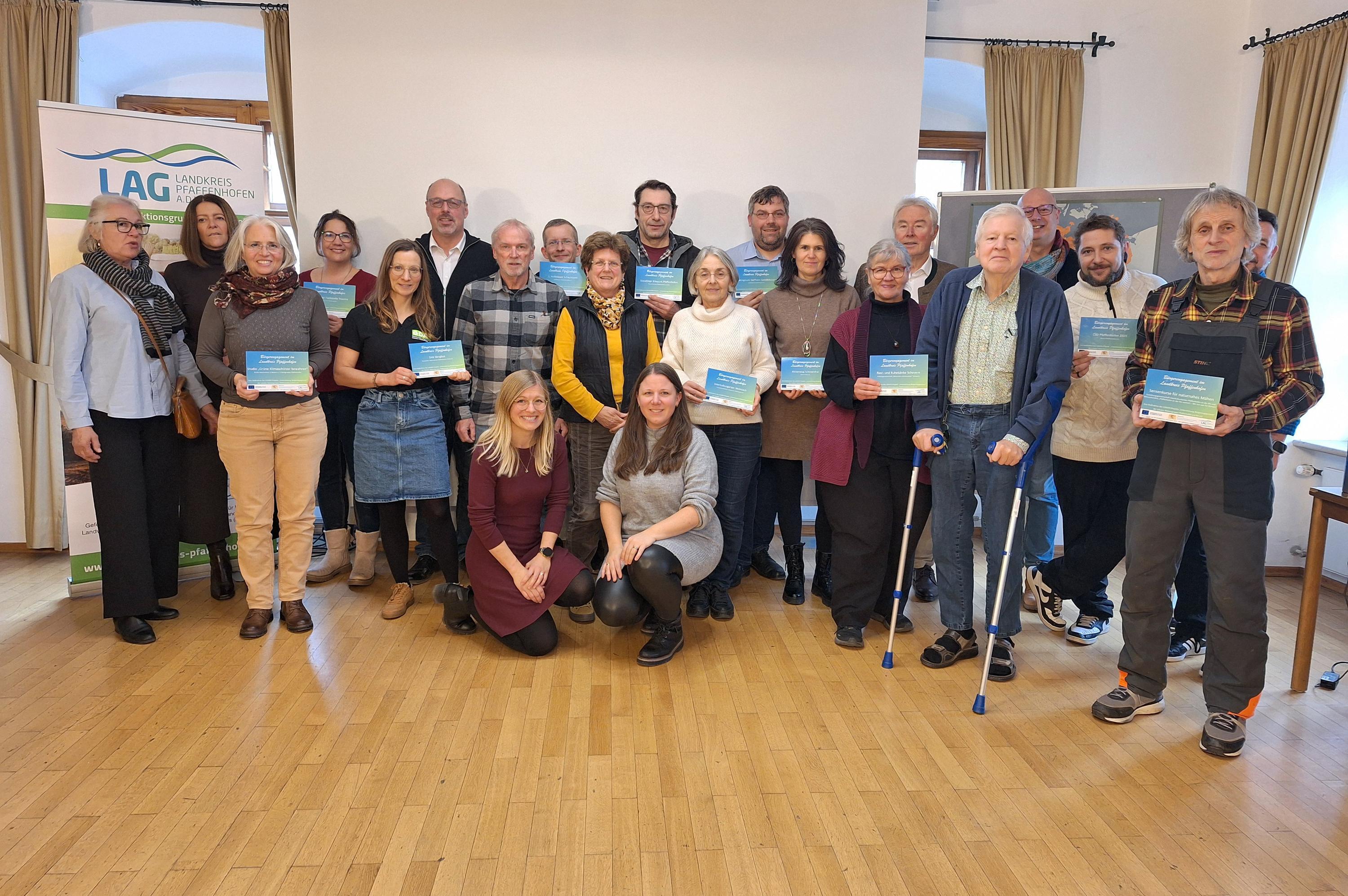 mehrere Personen stehen in einer Gruppe nebeneinander