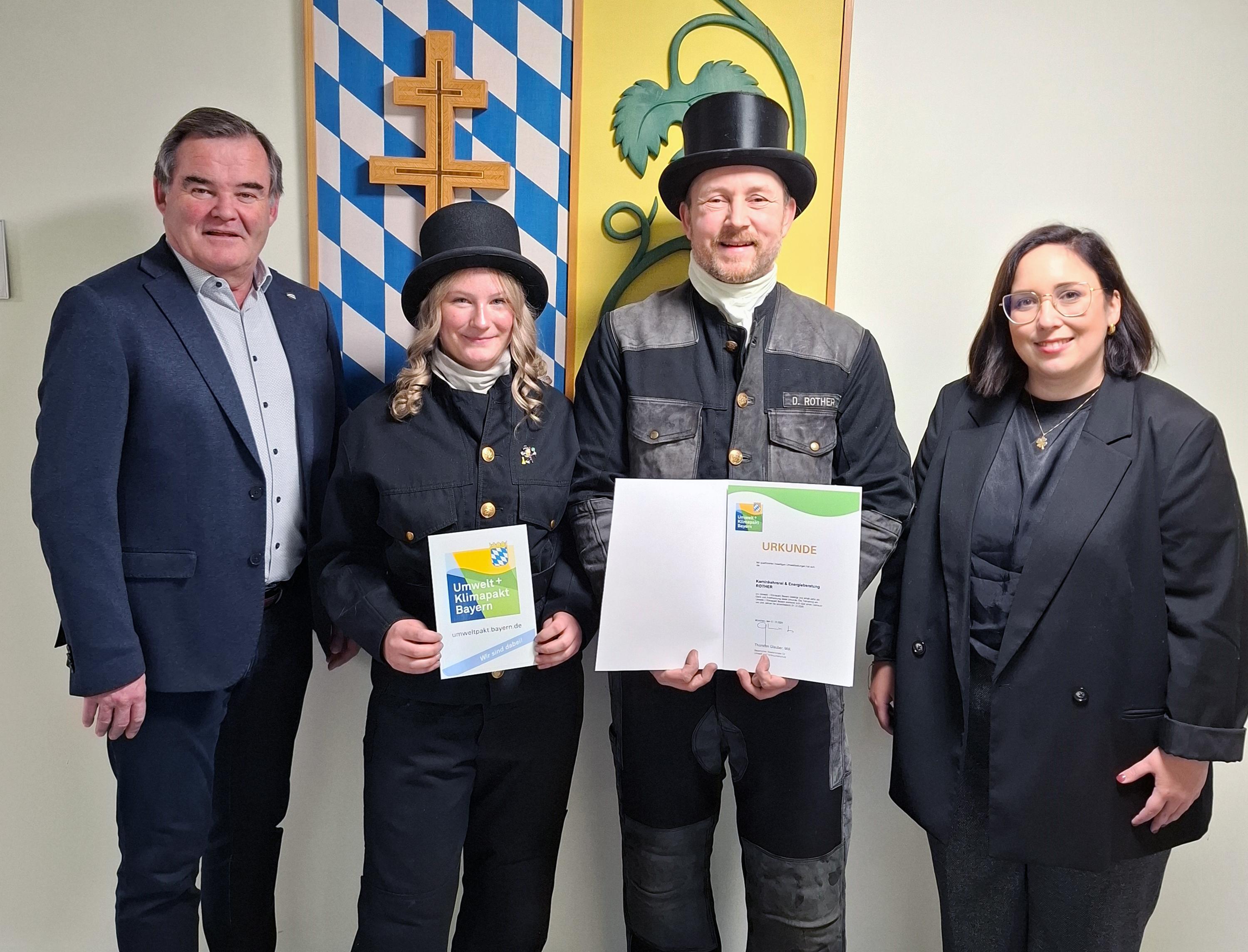 vier Personen stehen nebeneinander