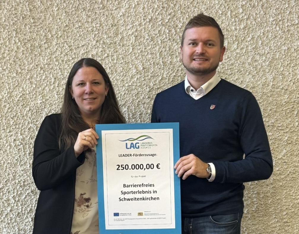 zwei Personen stehen nebeneinander