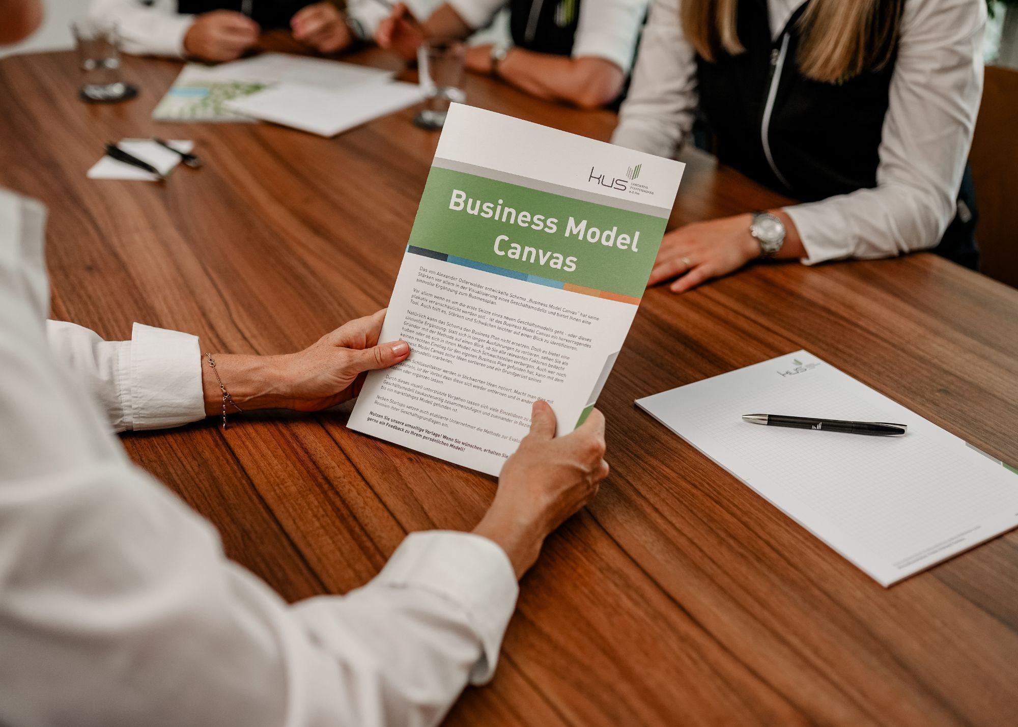 Personen sitzen an einem Tisch