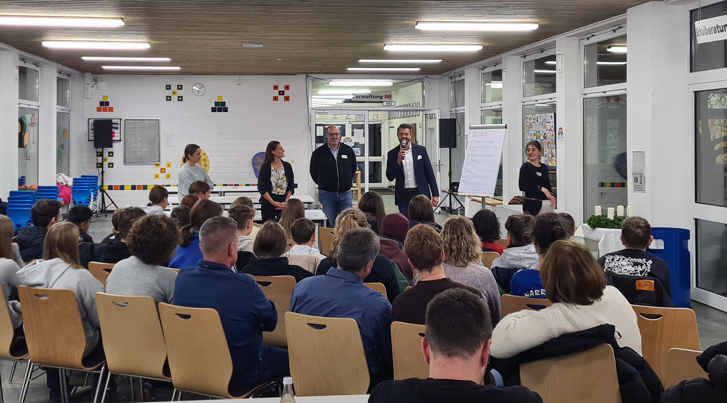 mehrere Personen sitzen an Tischen