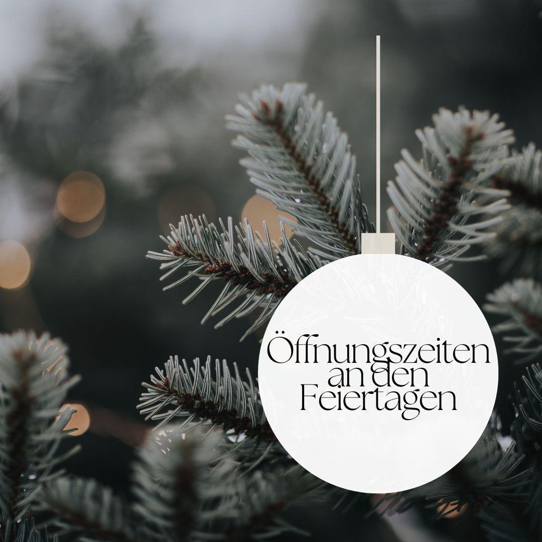 eine Weihnachtskugel mit Aufschrift Öffnungszeiten an den Feiertagen