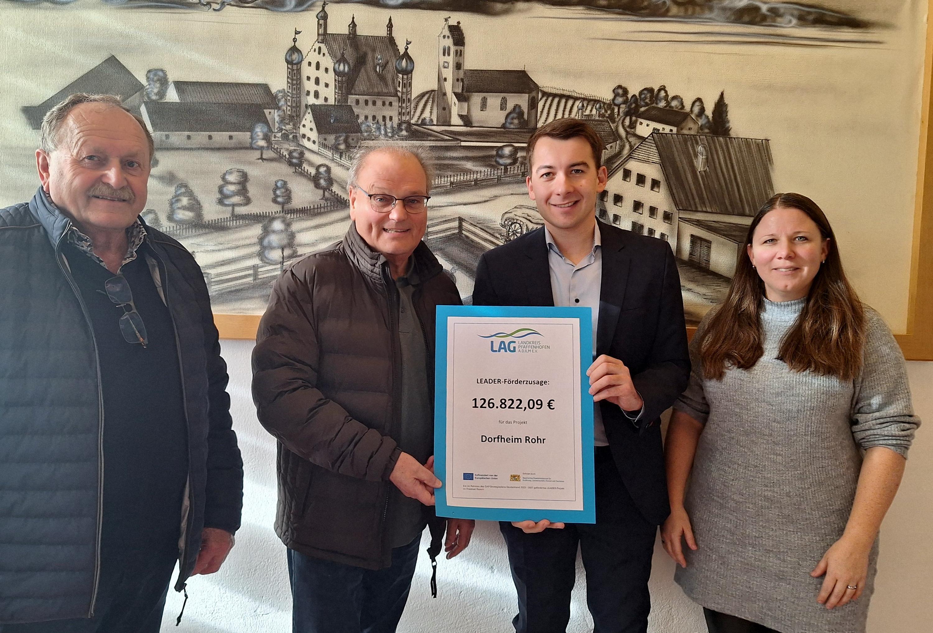 vier Personen stehen nebeneinander