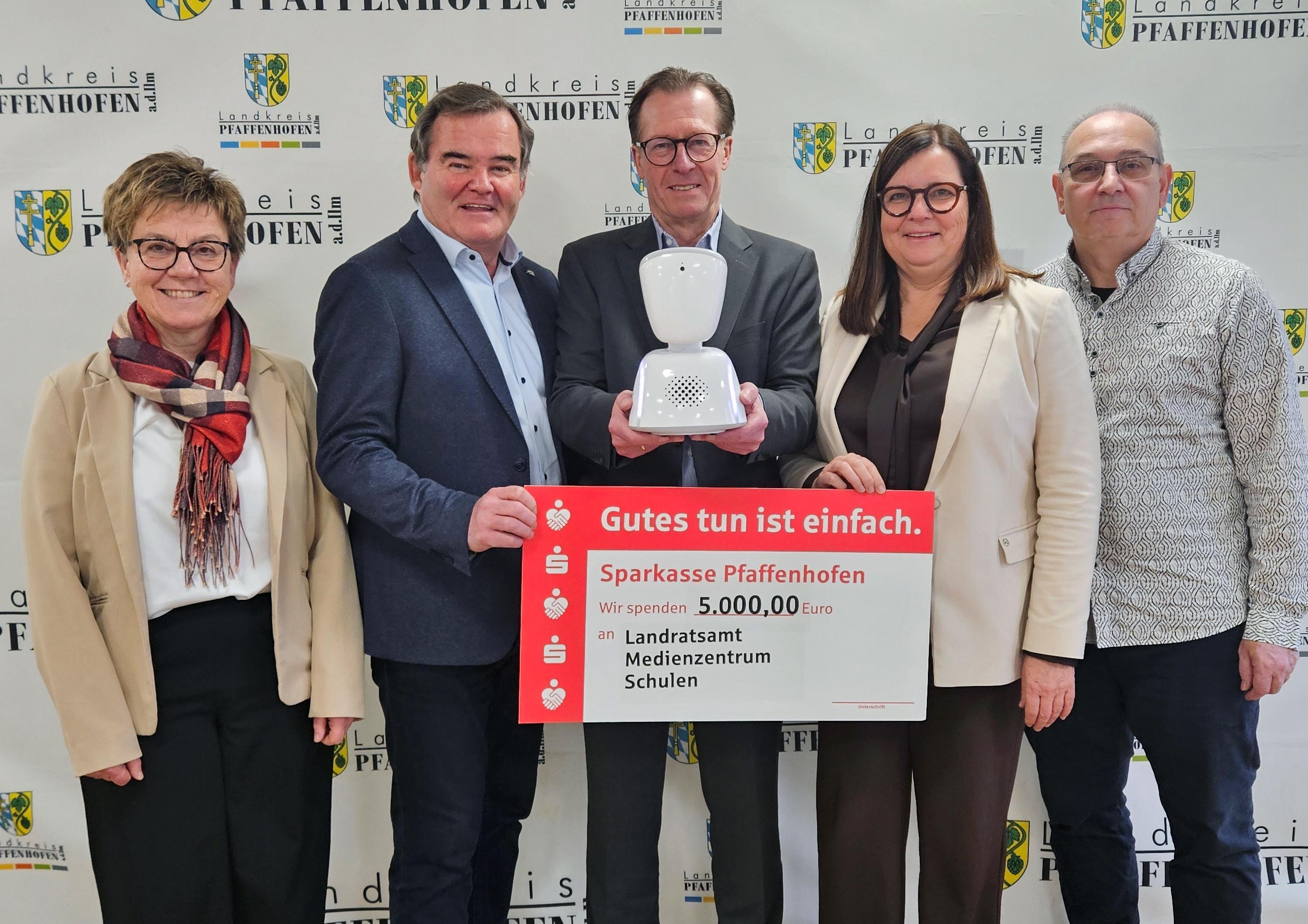 fünf Personen stehen nebeneinander