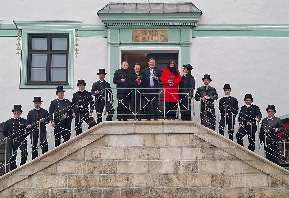 Landrat Gürtner mit Kaminkehrerin und Kaminkehrern