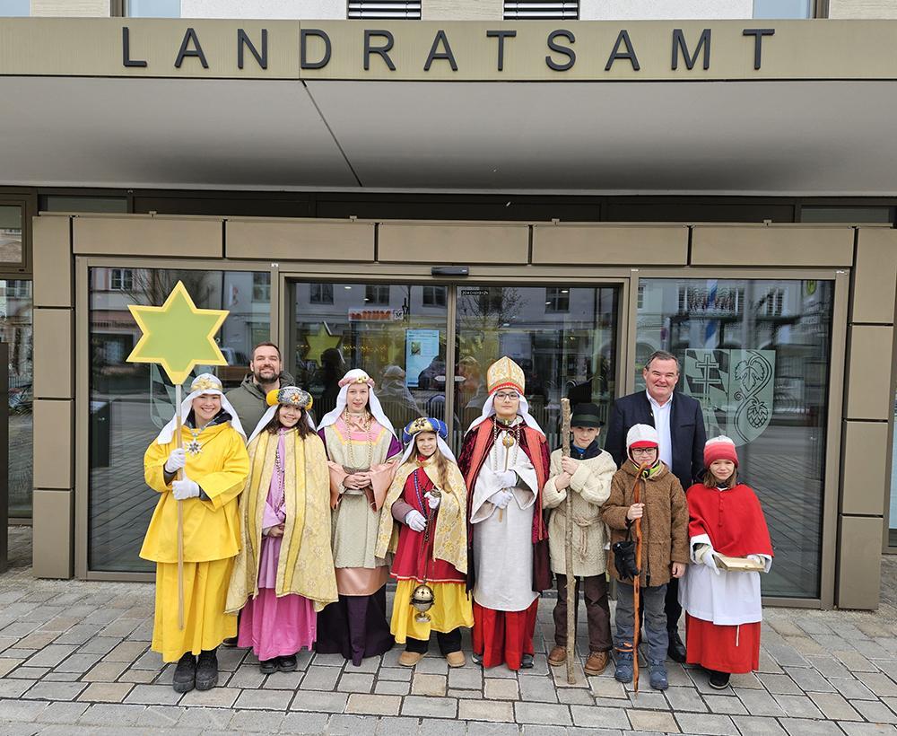 Sternsinger besuchten Landrat Gürtner im Landratsamt Pfaffenhofen