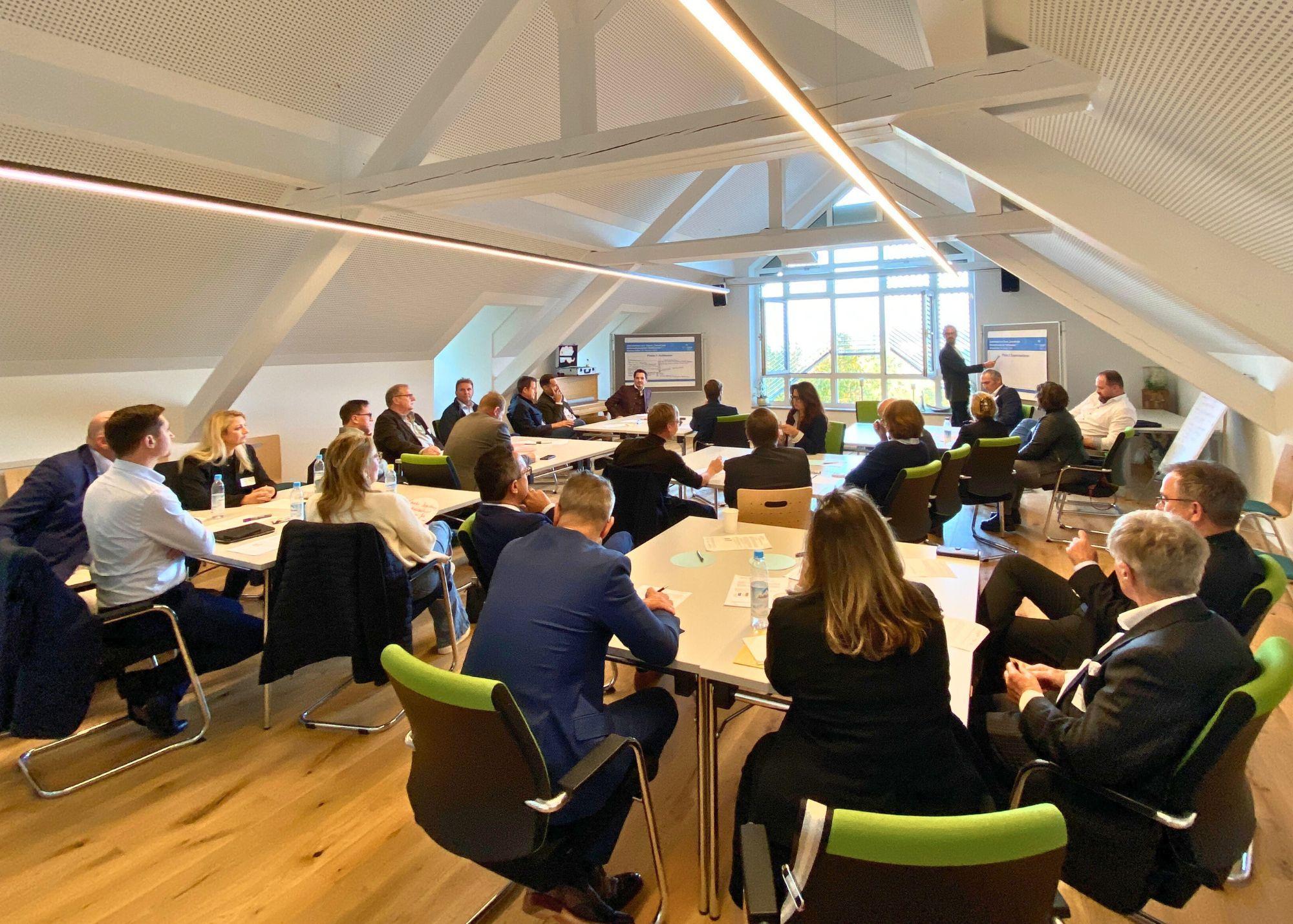 mehrere Personen sitzen an Tischen