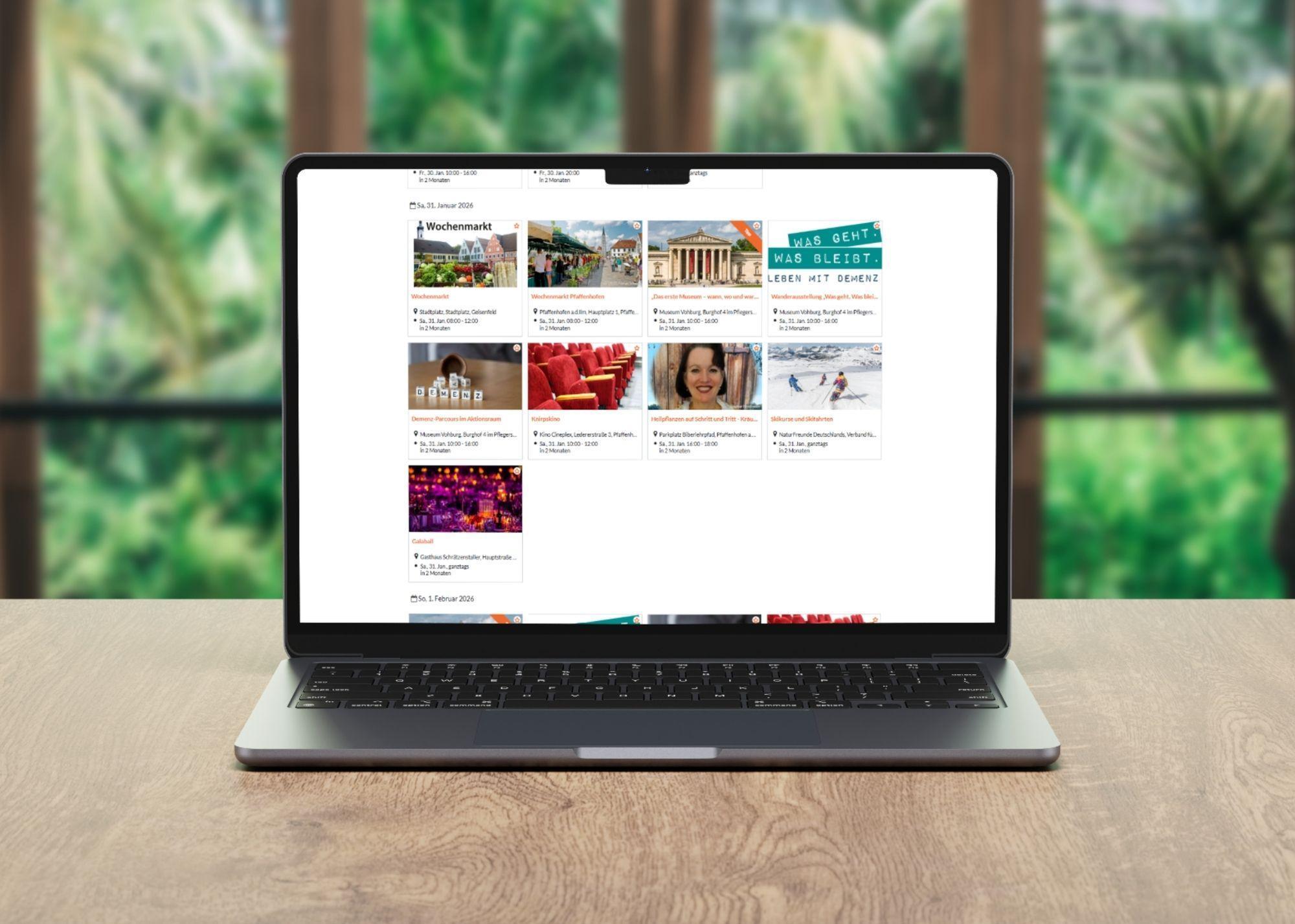 ein Notebook steht auf einem Tisch