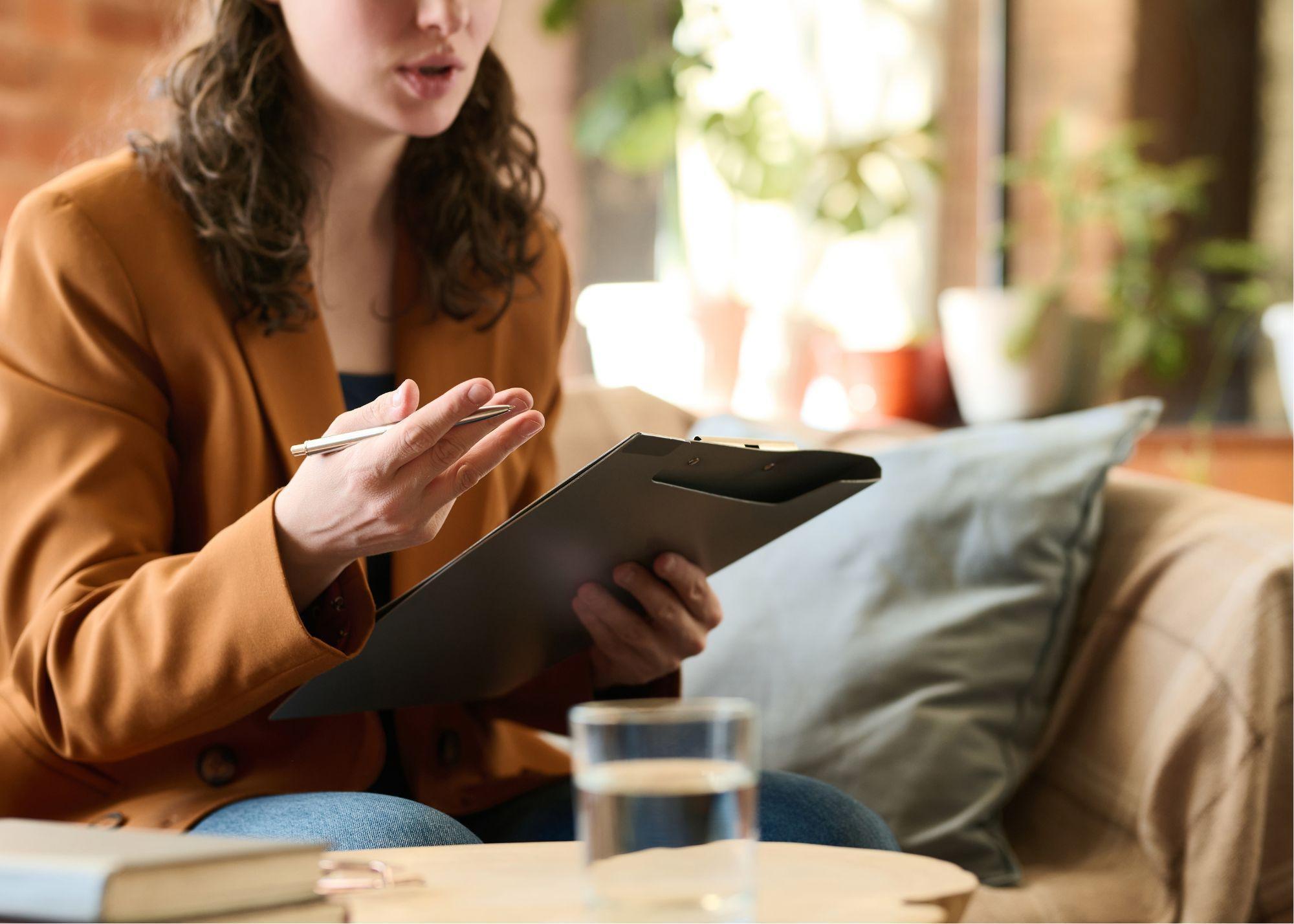 eine Person hält eine Mappe in der Hand