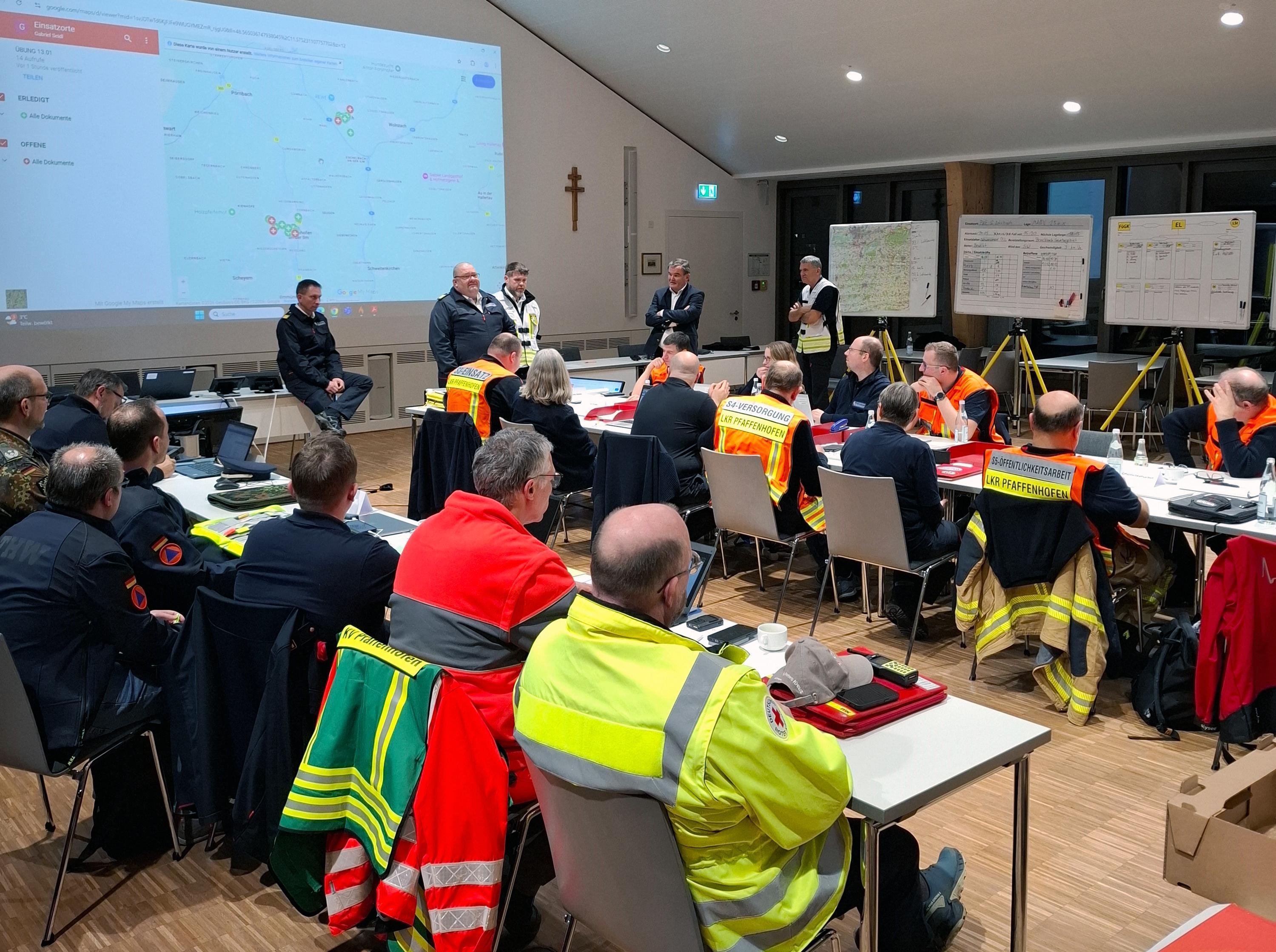 mehrere Personen sitzen bei einer Abschlussbesprechung