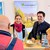Personen stehen an einem Messestand
