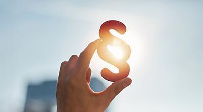 eine Hand hält ein Paragraphenzeichen