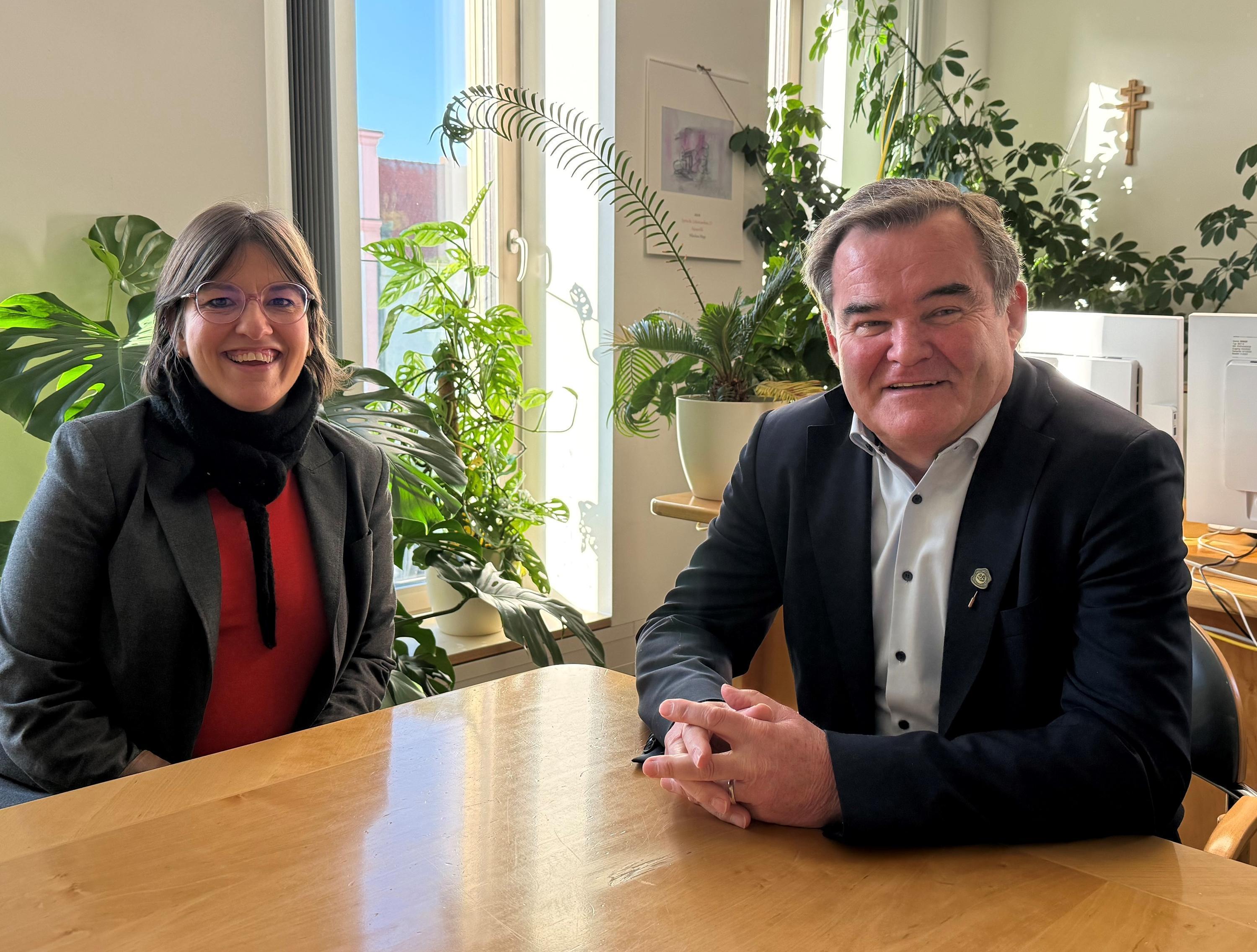 zwei Personen sitzen an einem Tisch