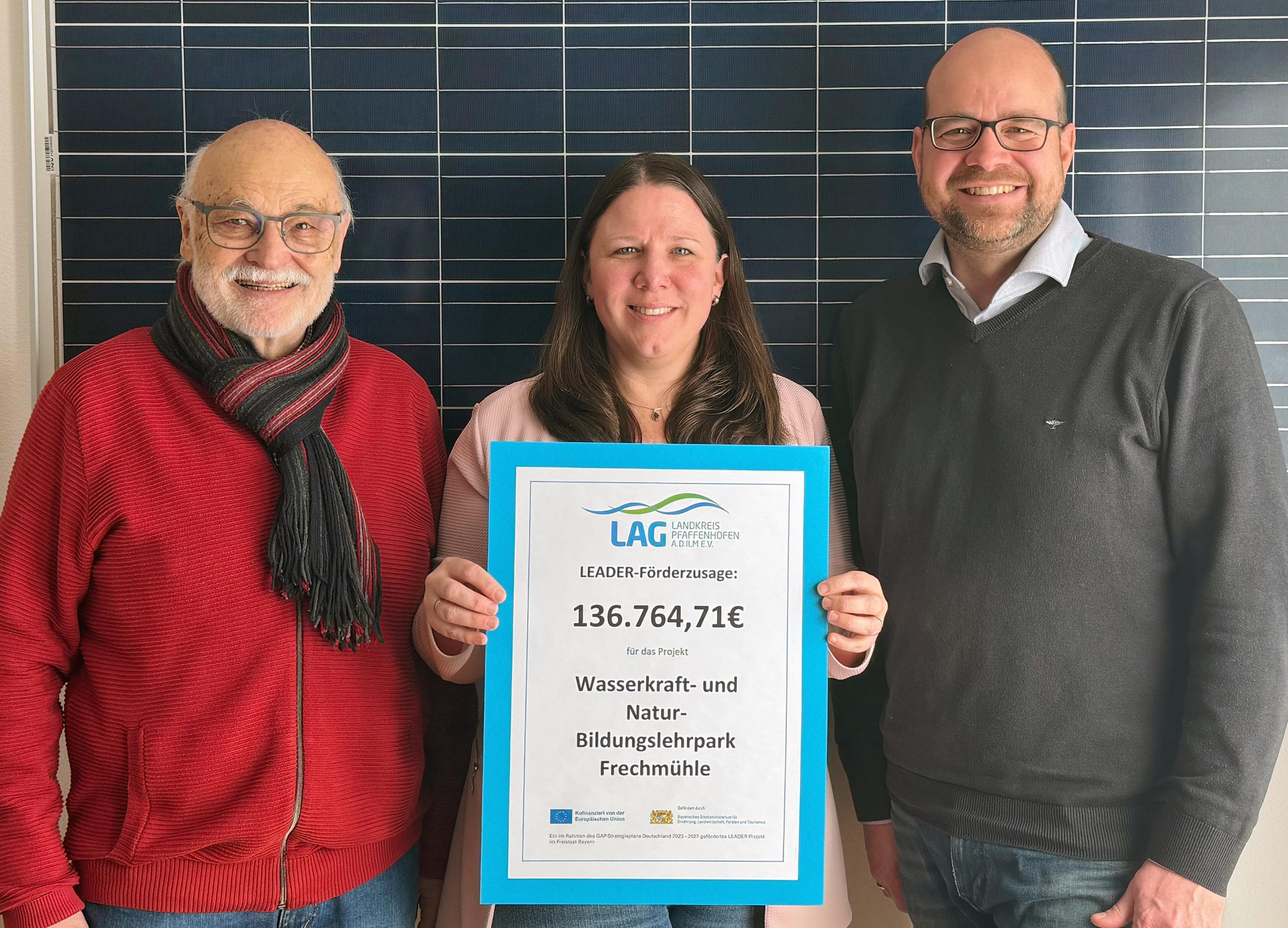 drei Personen stehen nebeneinander