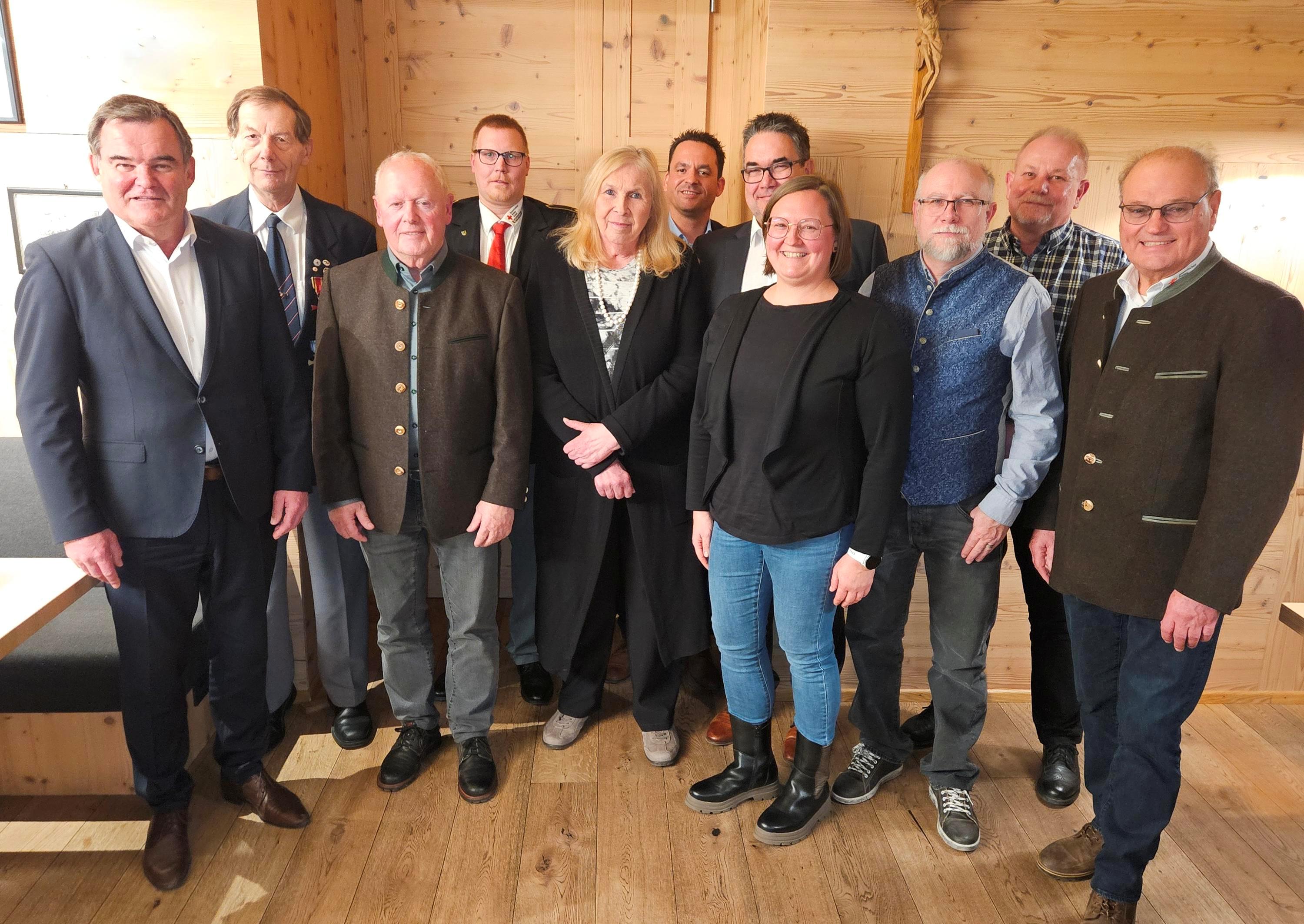 mehrere Personen stehen in einer Gruppe nebeneinander