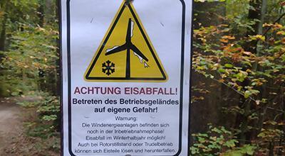 ein Schild Achtung Eisabfall