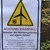 ein Schild Achtung Eisabfall