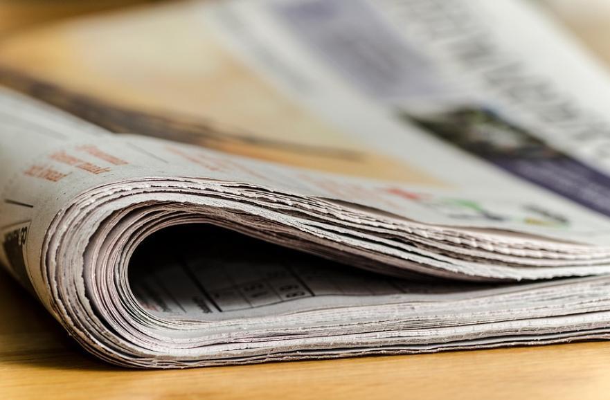 eine Zeitung liegt auf einem Tisch